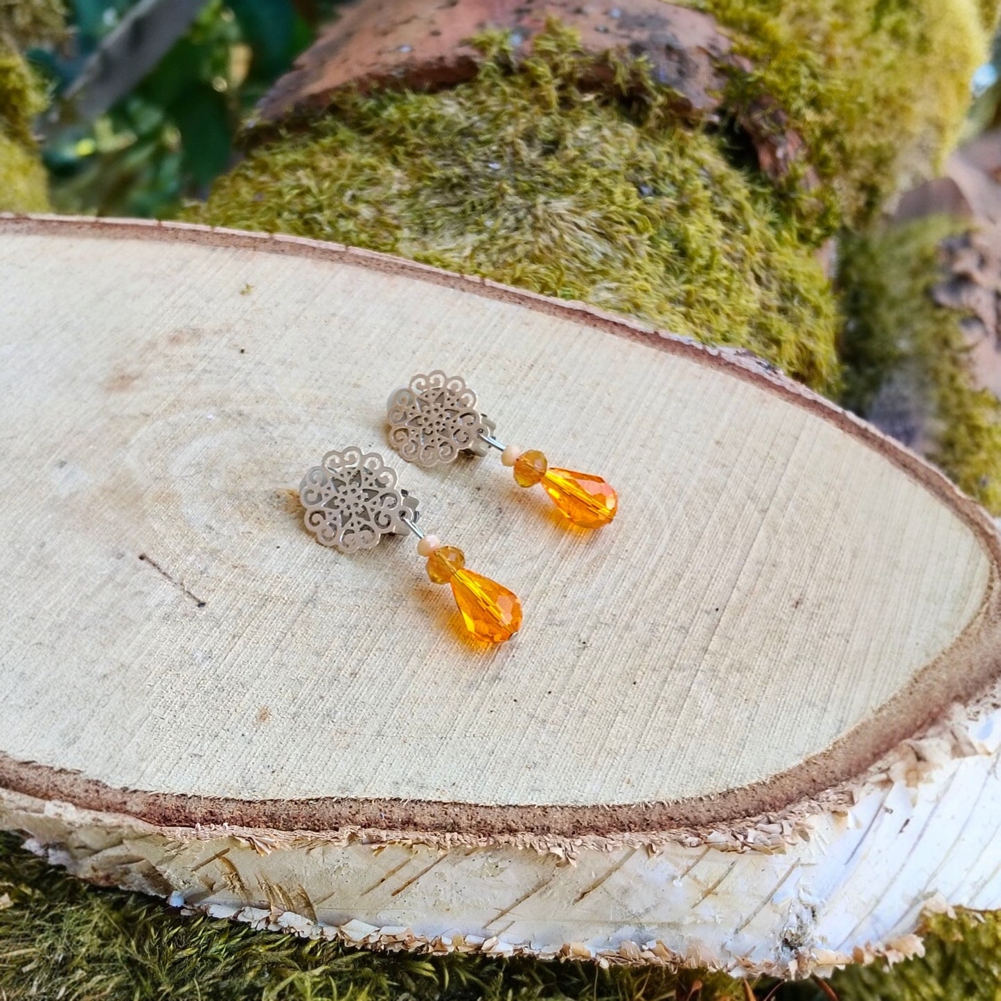 Petites boucles d'oreilles clips argentées et perles gouttes oranges