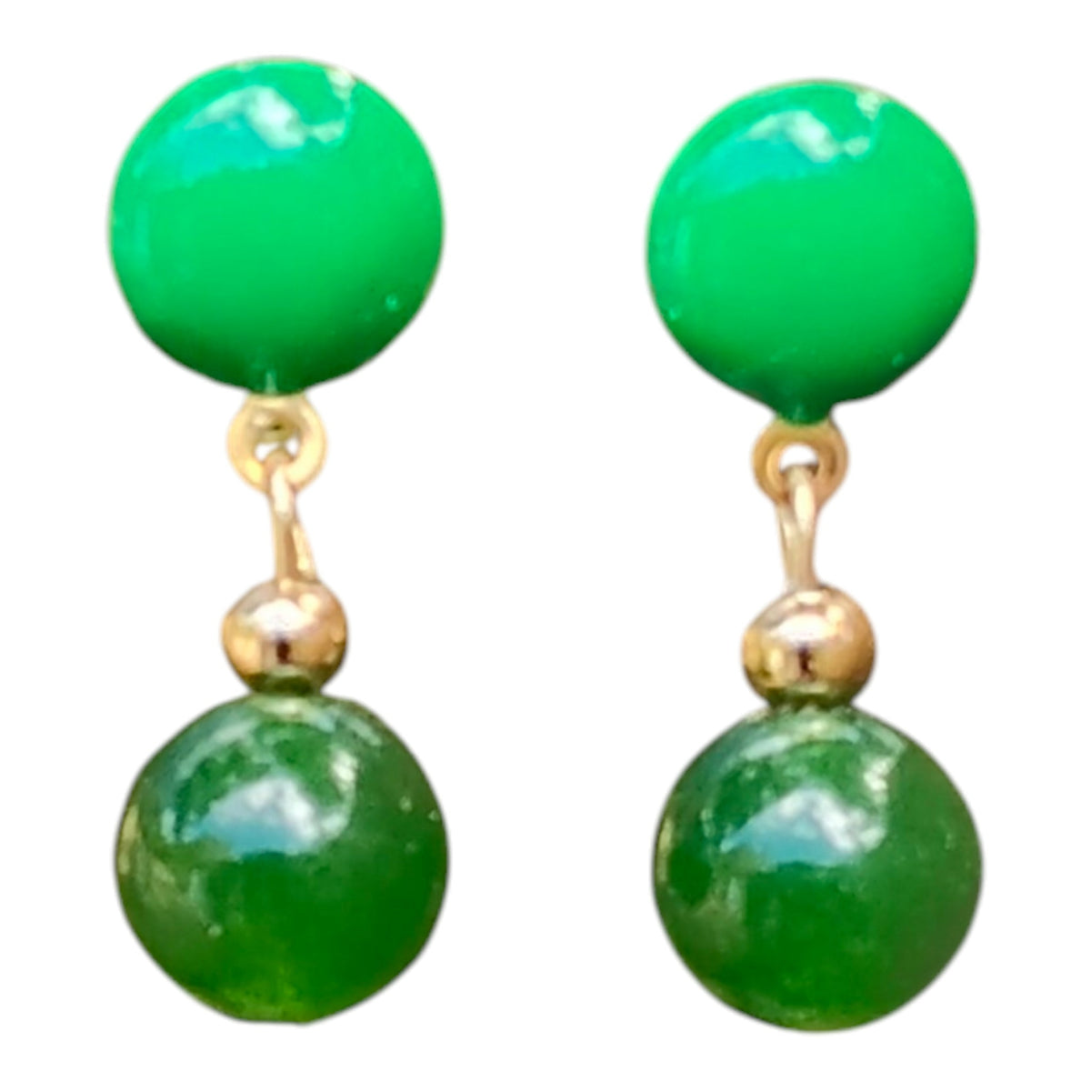 Petites boucles d'oreilles vertes avec puves en mail et perles vertes en verre