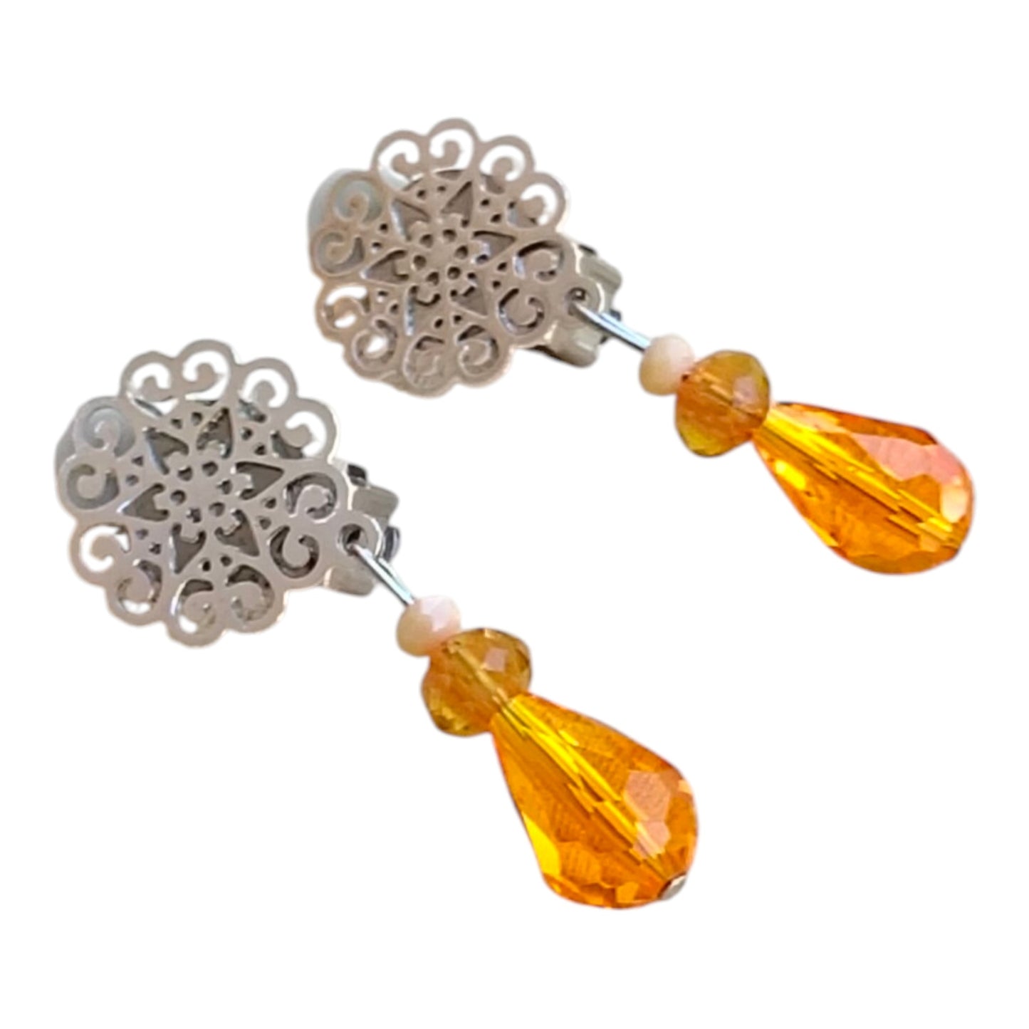 Petites boucles d'oreilles clips argentées et perles gouttes oranges