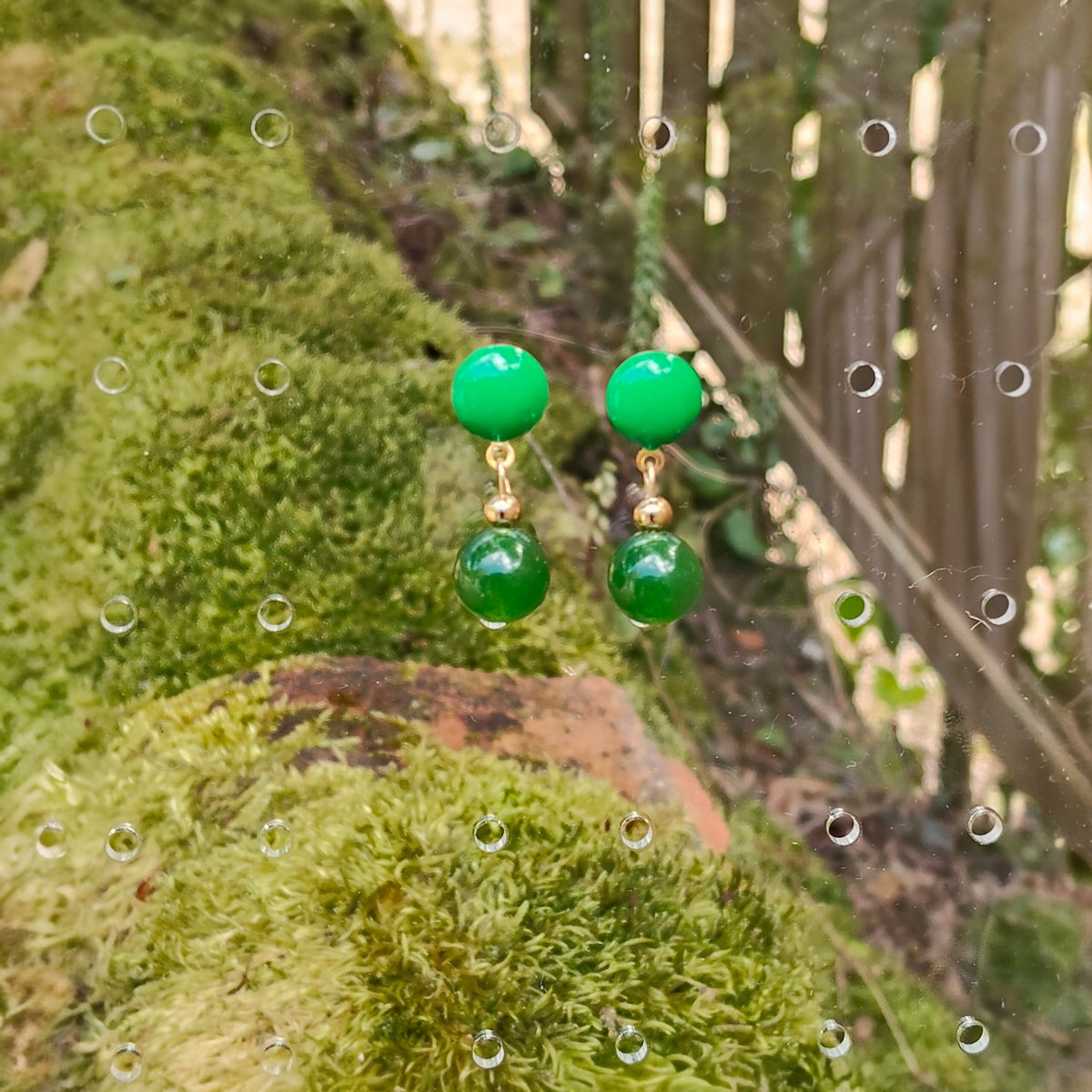 Petites boucles d'oreilles vertes avec puces en émail et perles vertes en verre