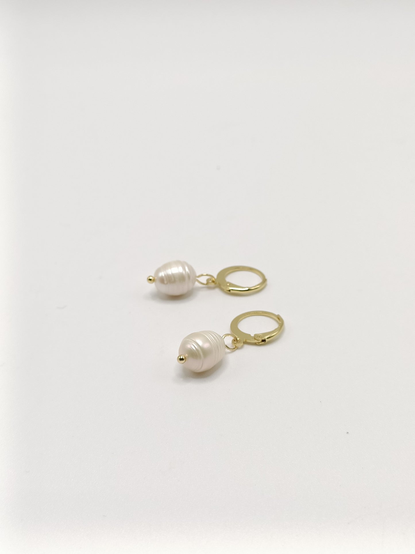 Petites dormeuses 24K et perles de culture baroques blanches