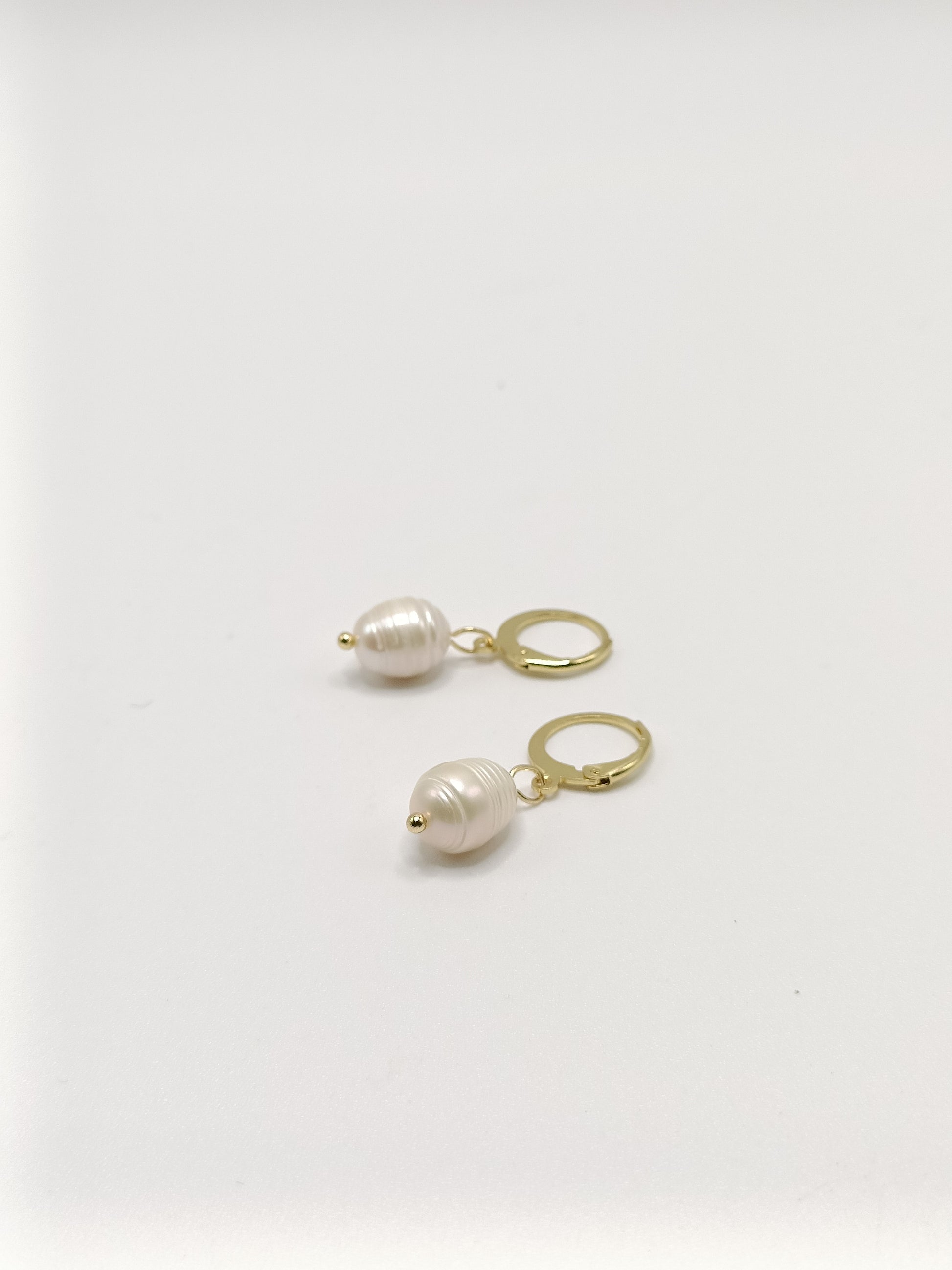 Petites dormeuses 24K et perles de culture baroques blanches
