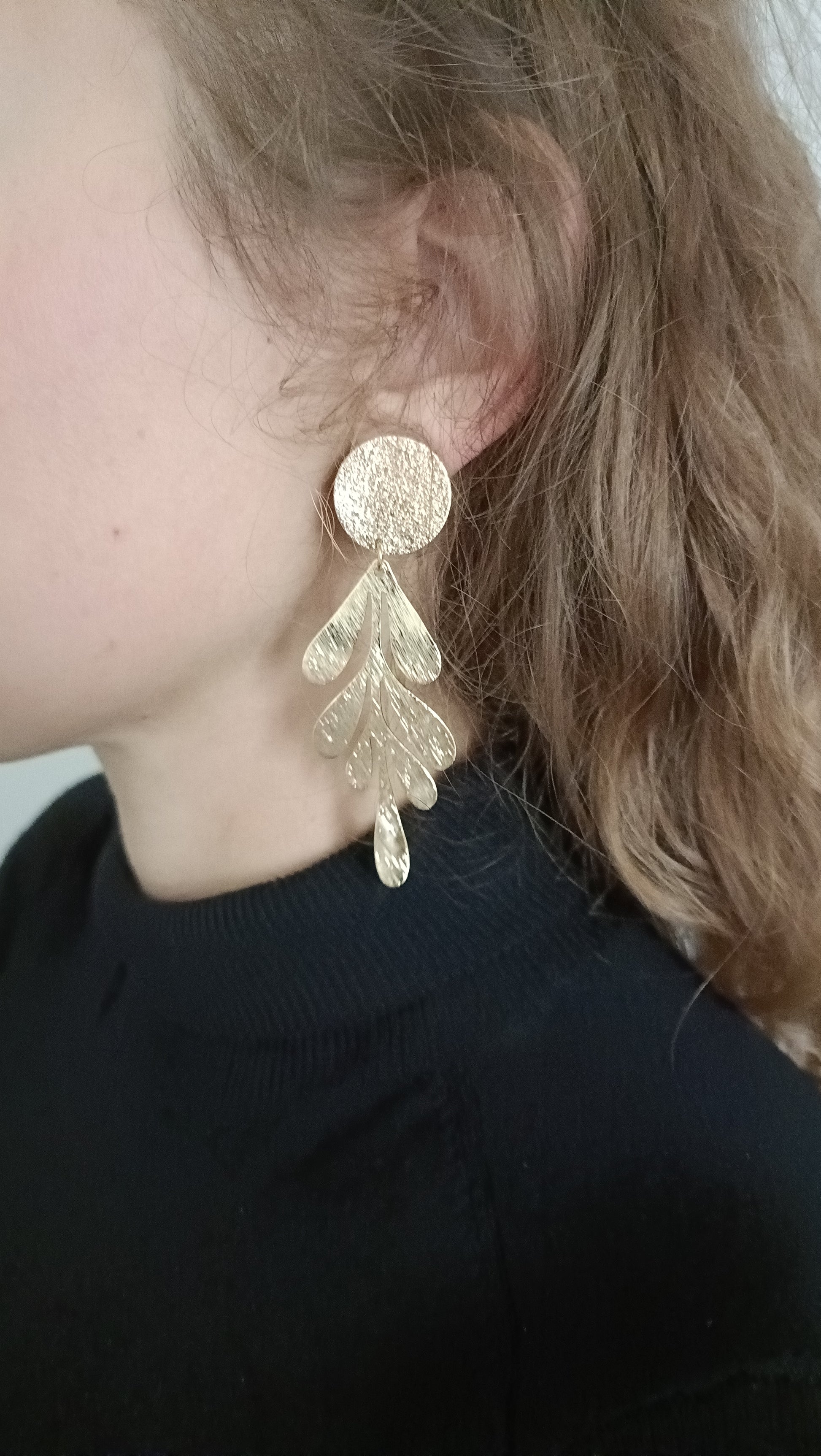 DIY boucles d’oreilles feuilles dorées DIY boucles d’oreilles feuilles dorées