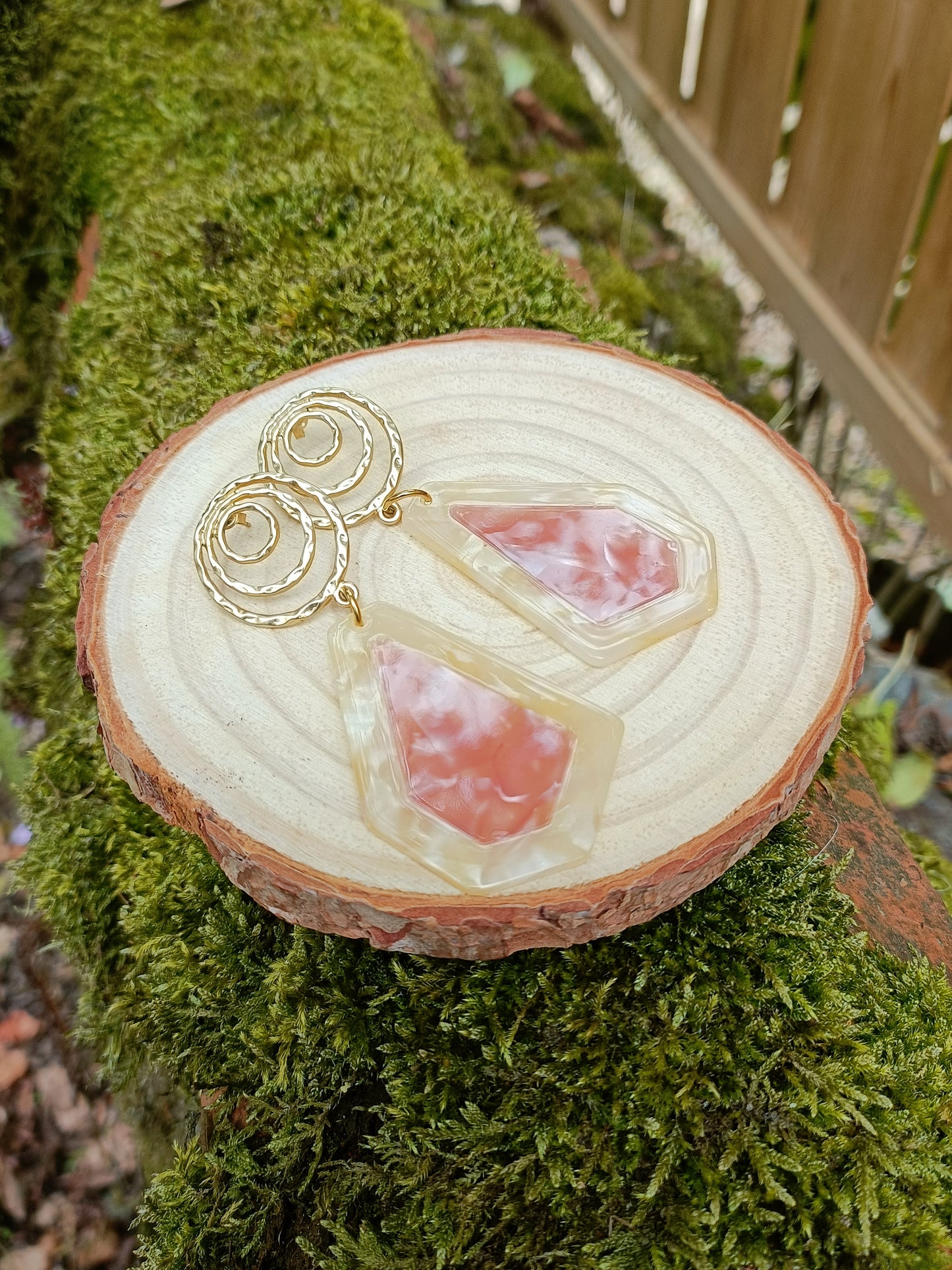 Polygone, les grandes boucles d'oreilles sable terracotta marbré, à puces ou clips