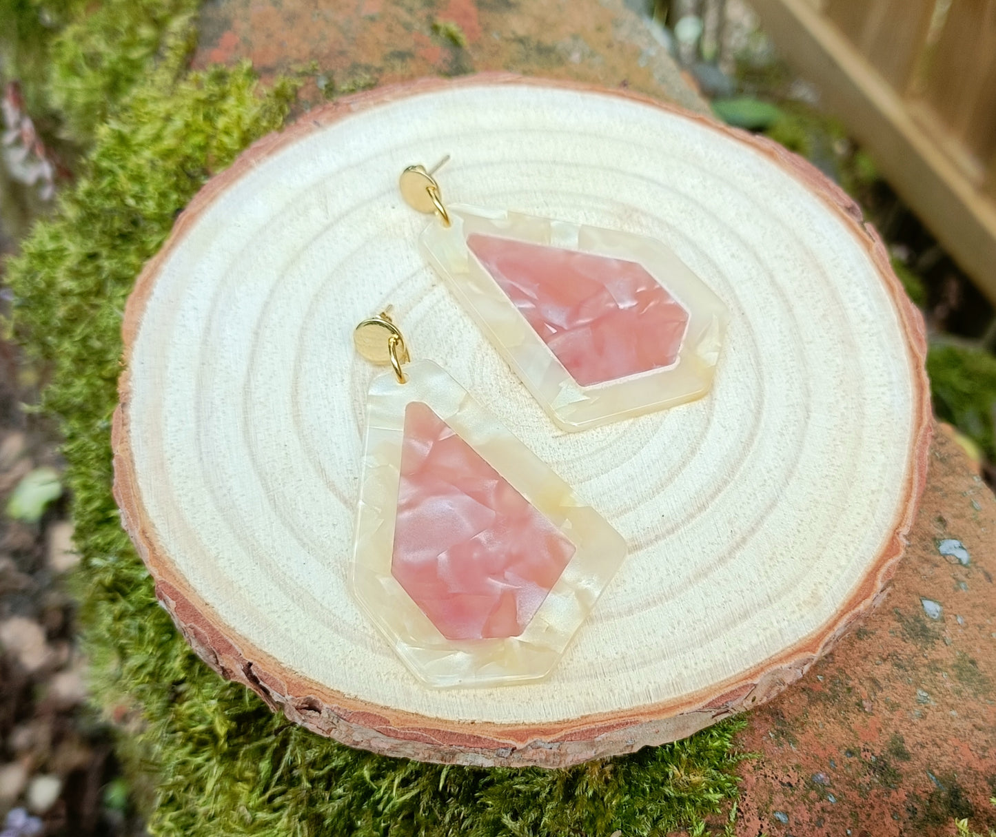 Polygone, les grandes boucles d'oreilles sable terracotta marbré, avec puces dorées or fin ou clips dorés martelés en laiton de très bonne tenue 