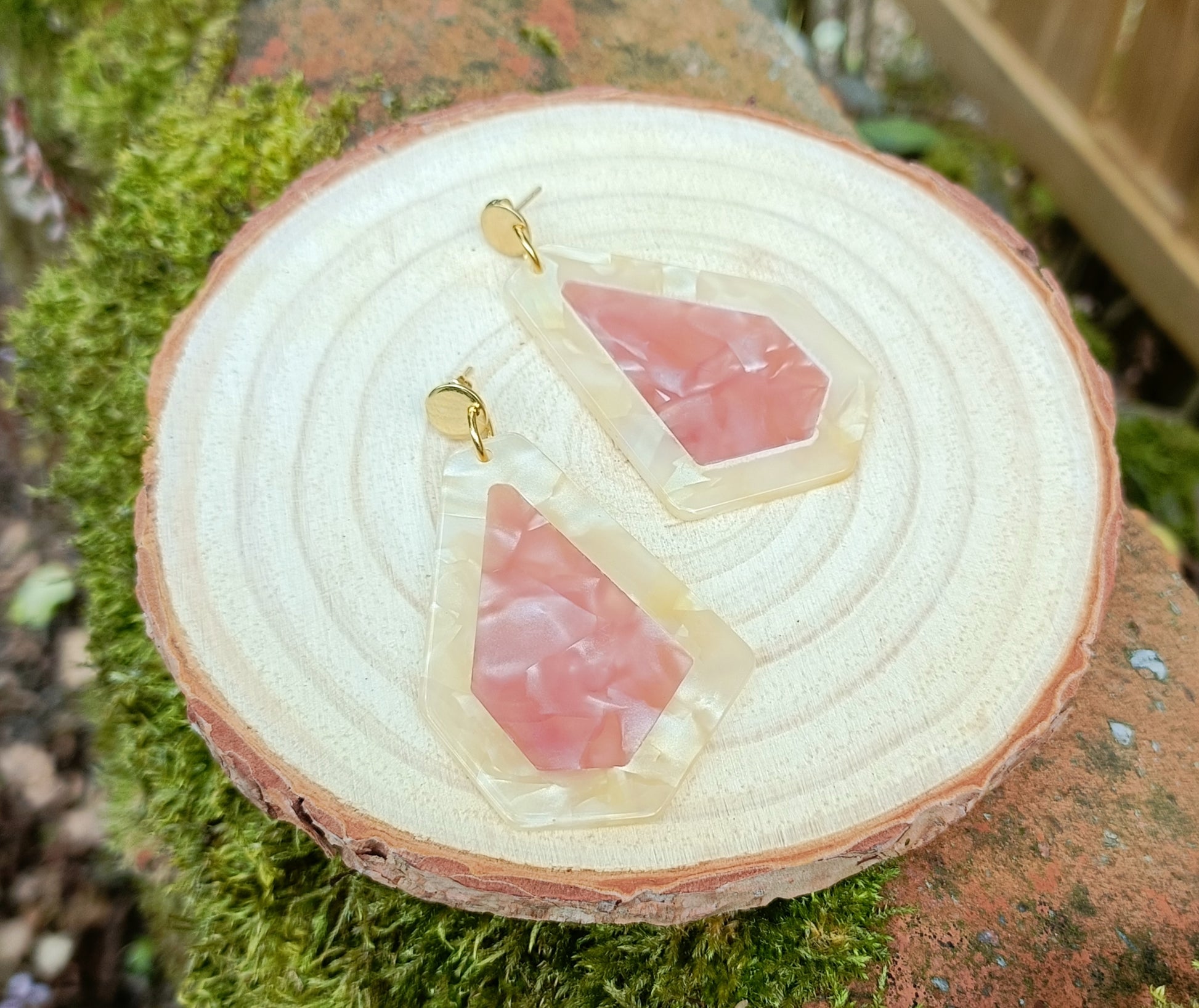 Polygone, les grandes boucles d'oreilles sable terracotta marbré, avec puces dorées or fin ou clips dorés martelés en laiton de très bonne tenue 