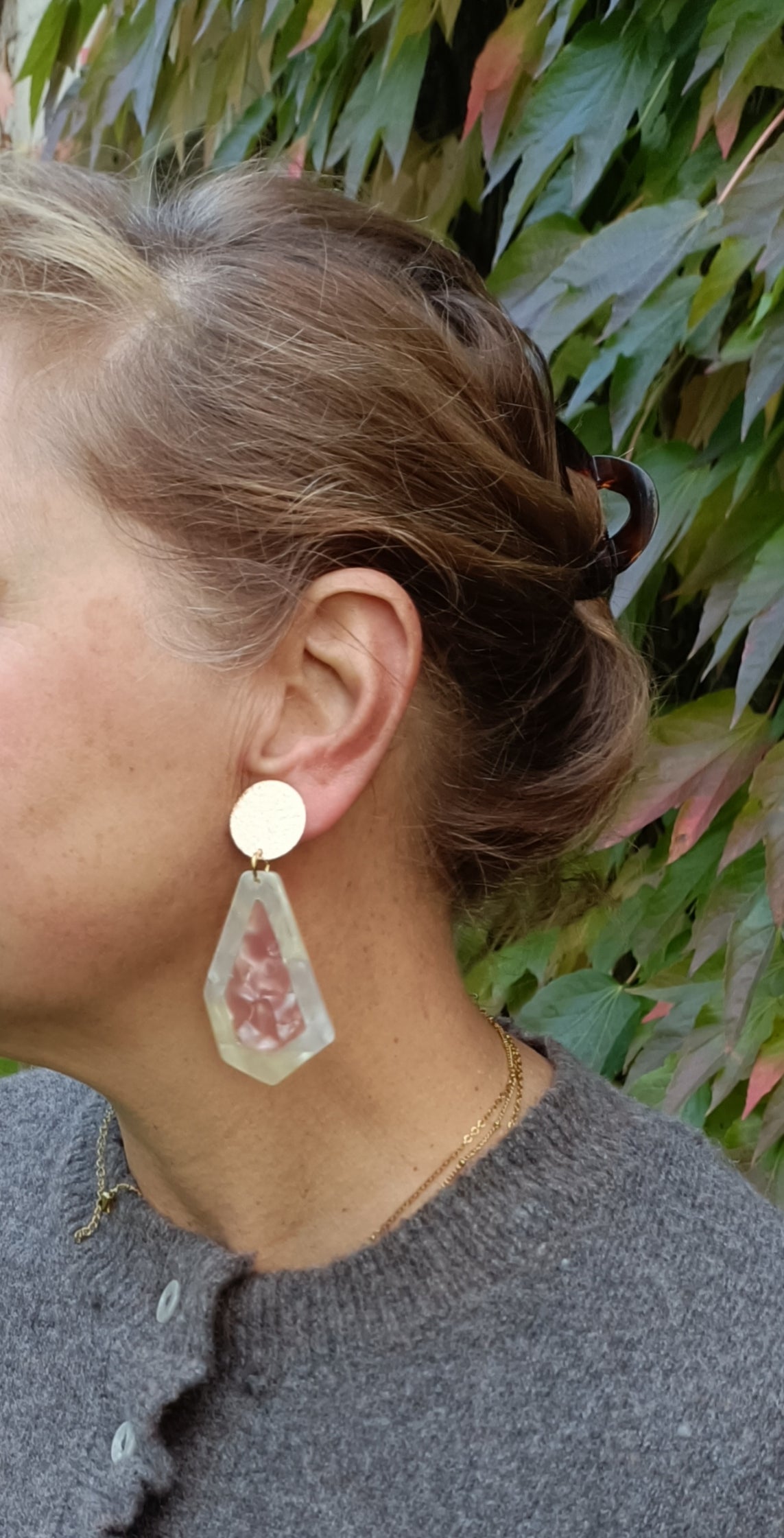 Polygone, les grandes boucles d'oreilles sable terracotta marbré et clips dorés martelés en laiton de très bonne tenue 