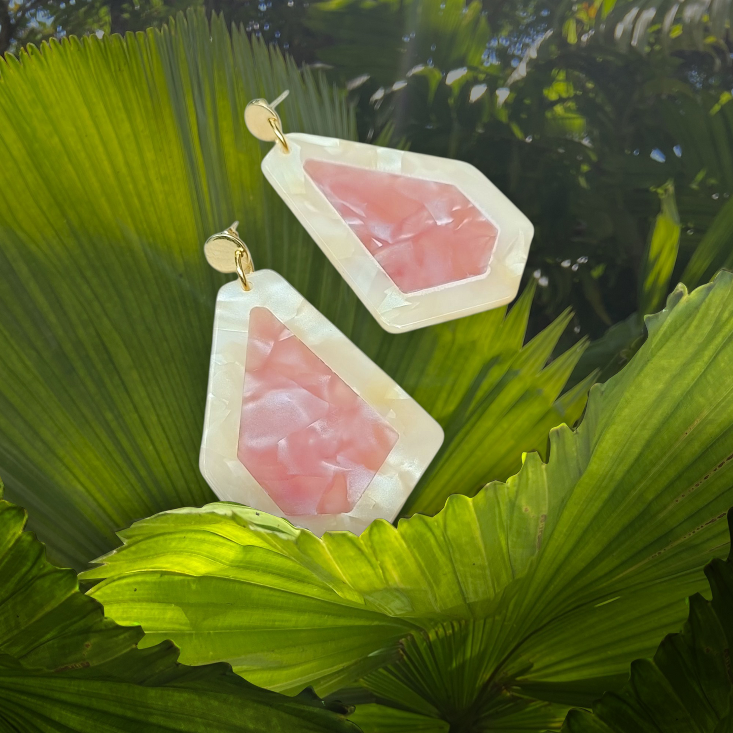 Polygone, les grandes boucles d'oreilles sable terracotta marbré en acétate, avec puces dorées or fin ou clips dorés martelés en laiton de très bonne tenue 