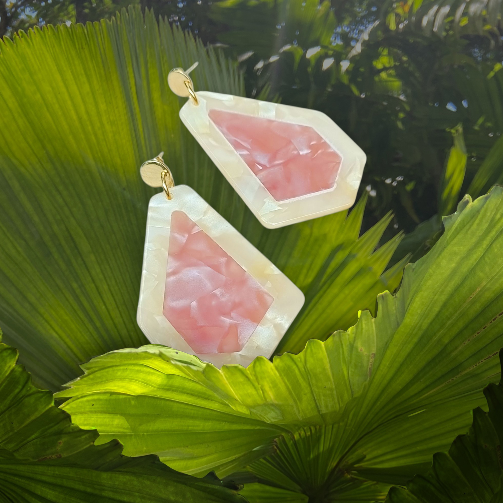 Polygone, les grandes boucles d'oreilles sable terracotta marbré en acétate, avec puces dorées or fin ou clips dorés martelés en laiton de très bonne tenue 