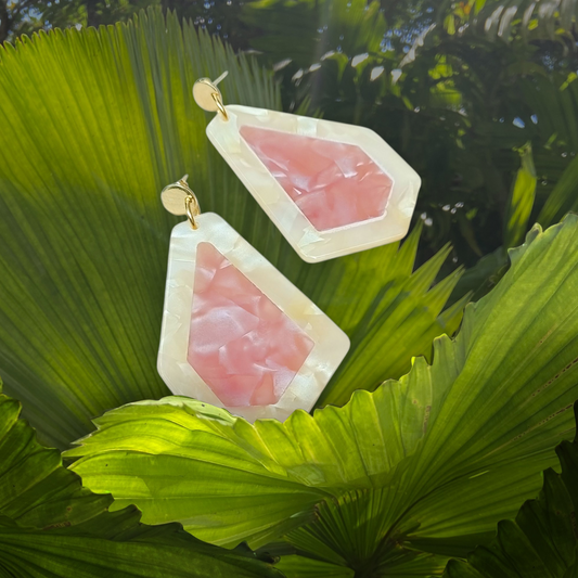 Polygone, les grandes boucles d'oreilles sable terracotta marbré en acétate, avec puces dorées or fin ou clips dorés martelés en laiton de très bonne tenue 