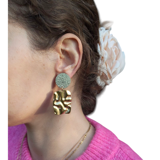 Romane, les boucles d'oreilels clips dorés martelés indolores et rectangles dorés froissés martelés en acier inoxydable