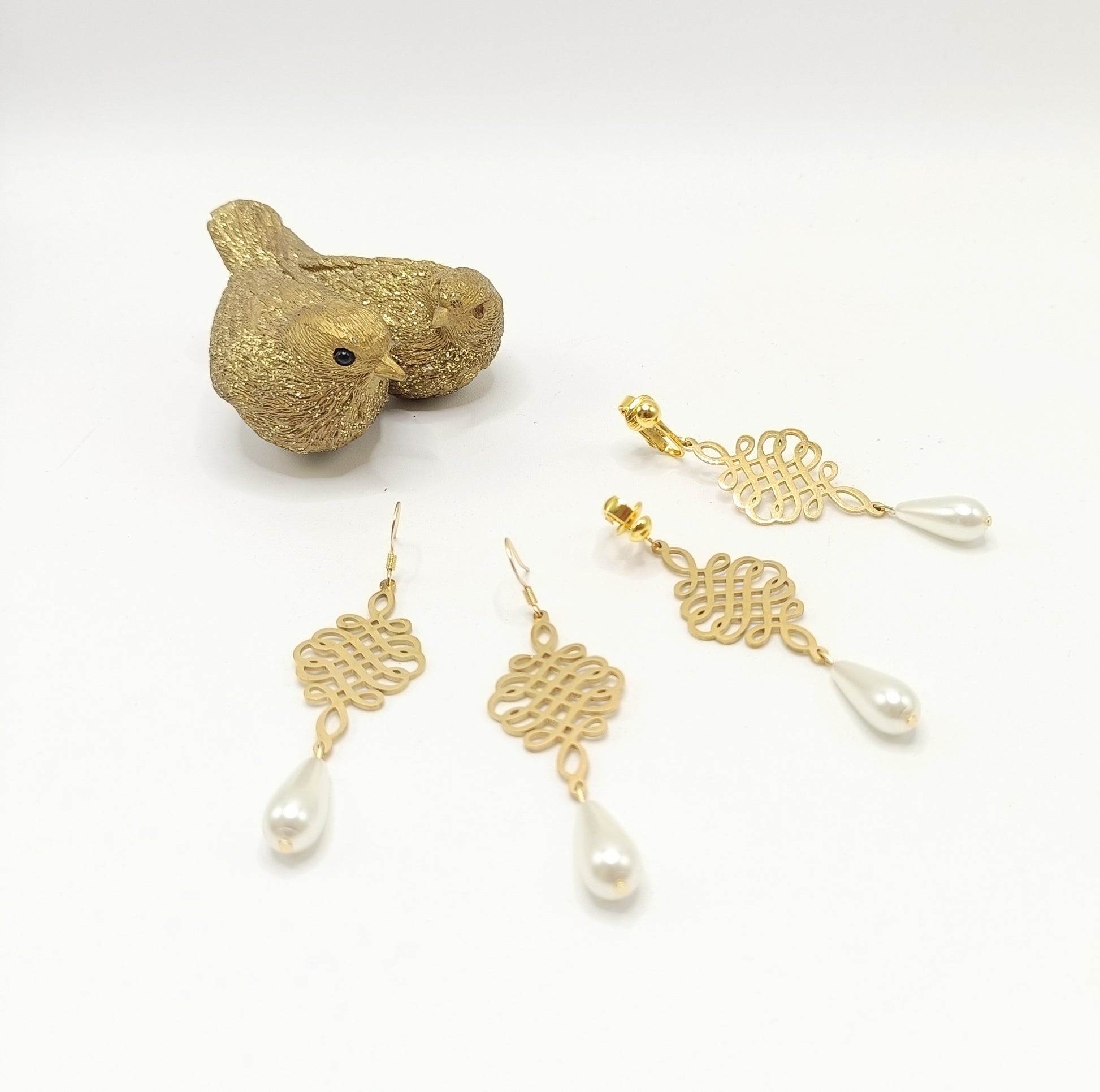 Rosny, les boucles d'oreilles dorées pendantes, style noeuds chinois et perles gouttes blanches en verre, percées ou clips