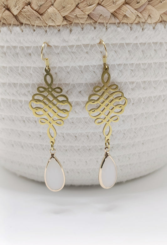 Rosny, les boucles d'oreilles pendantes dorées et gouttes blanches