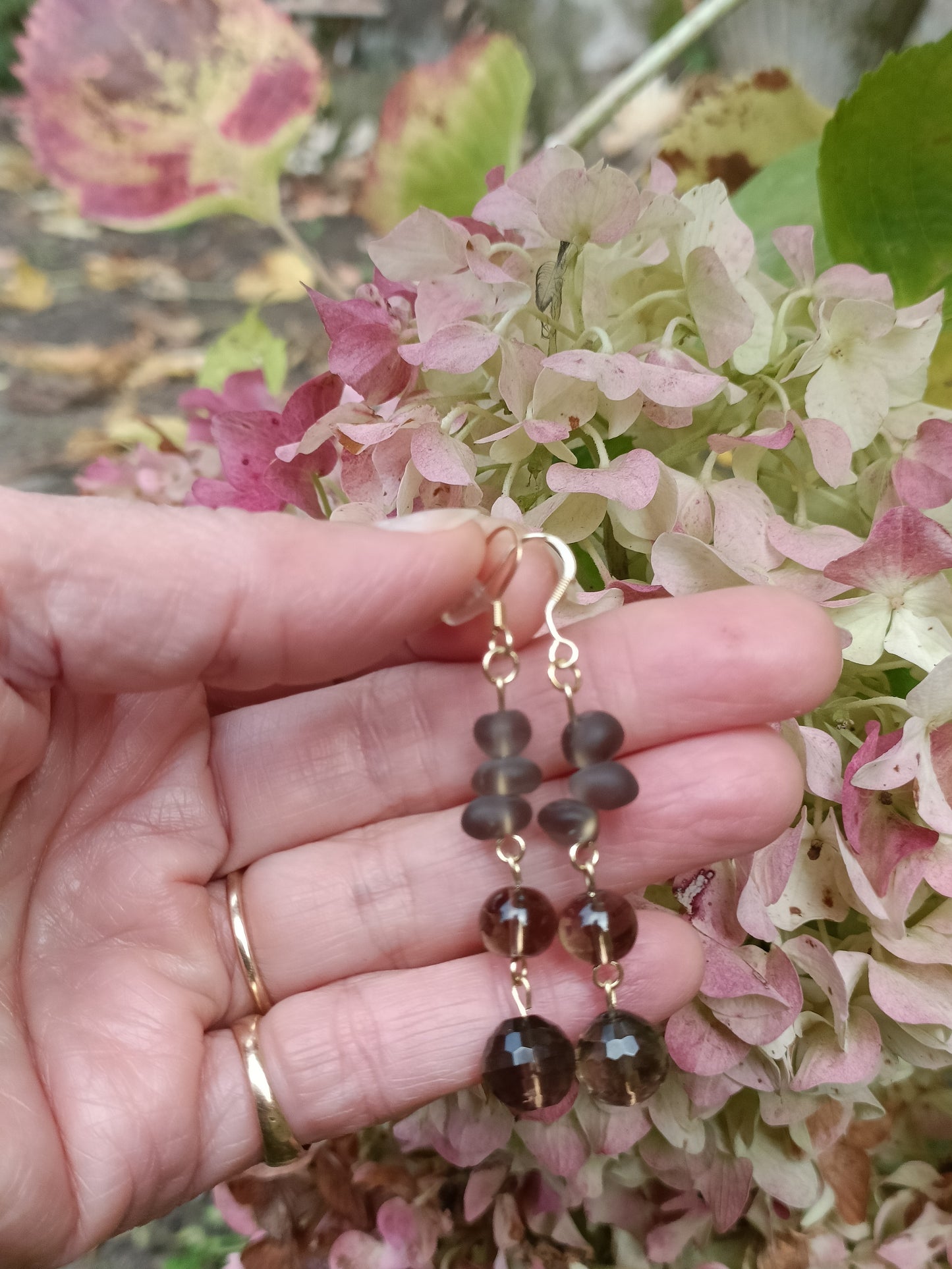 Roxane, les boucles d'oreilles pendantes en quartz fumé