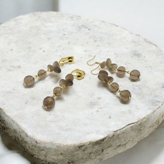Roxane, les boucles d'oreilles pendantes en quartz fumé