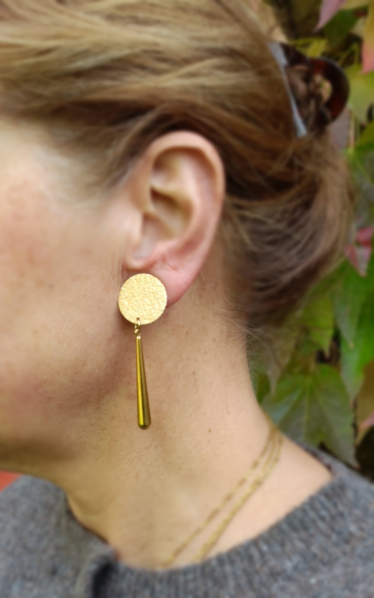 Sabine, les longues boucles d'oreilles clips gouttes dorées or fin, clips indolores