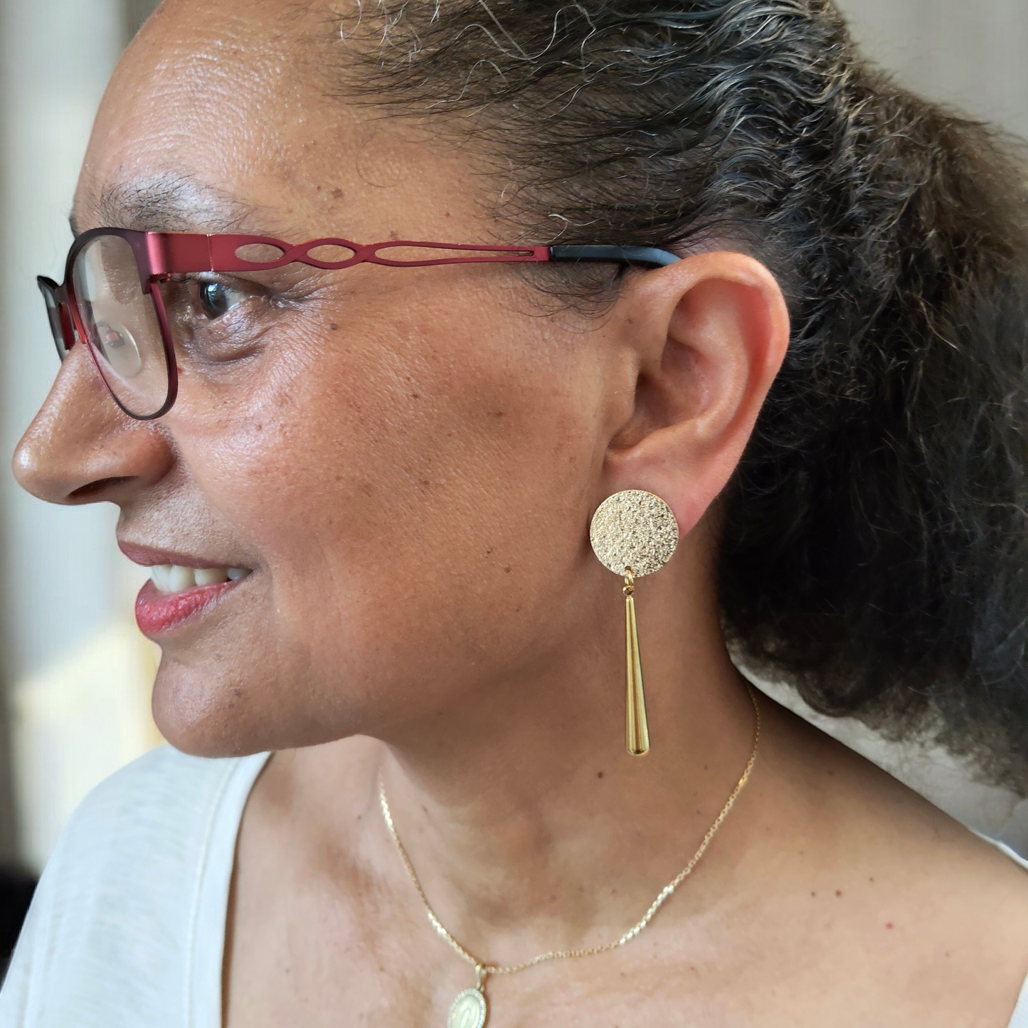 Sabine, les boucles d'oreilles gouttes dorées or fin et clips dorés martelés