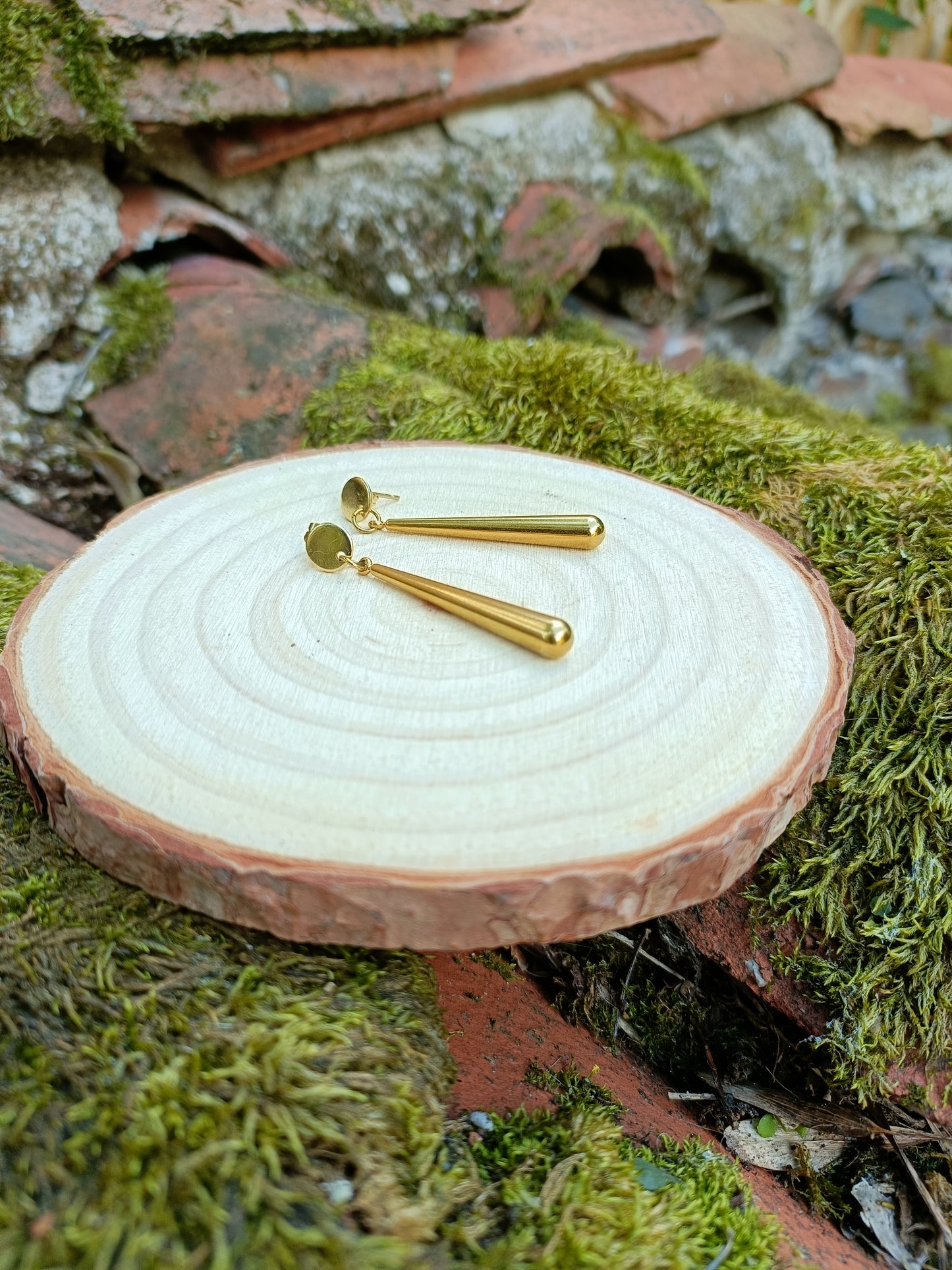 Sabine, les longues boucles d'oreilles gouttes dorées or fin et petites puces rondes dorées or fin