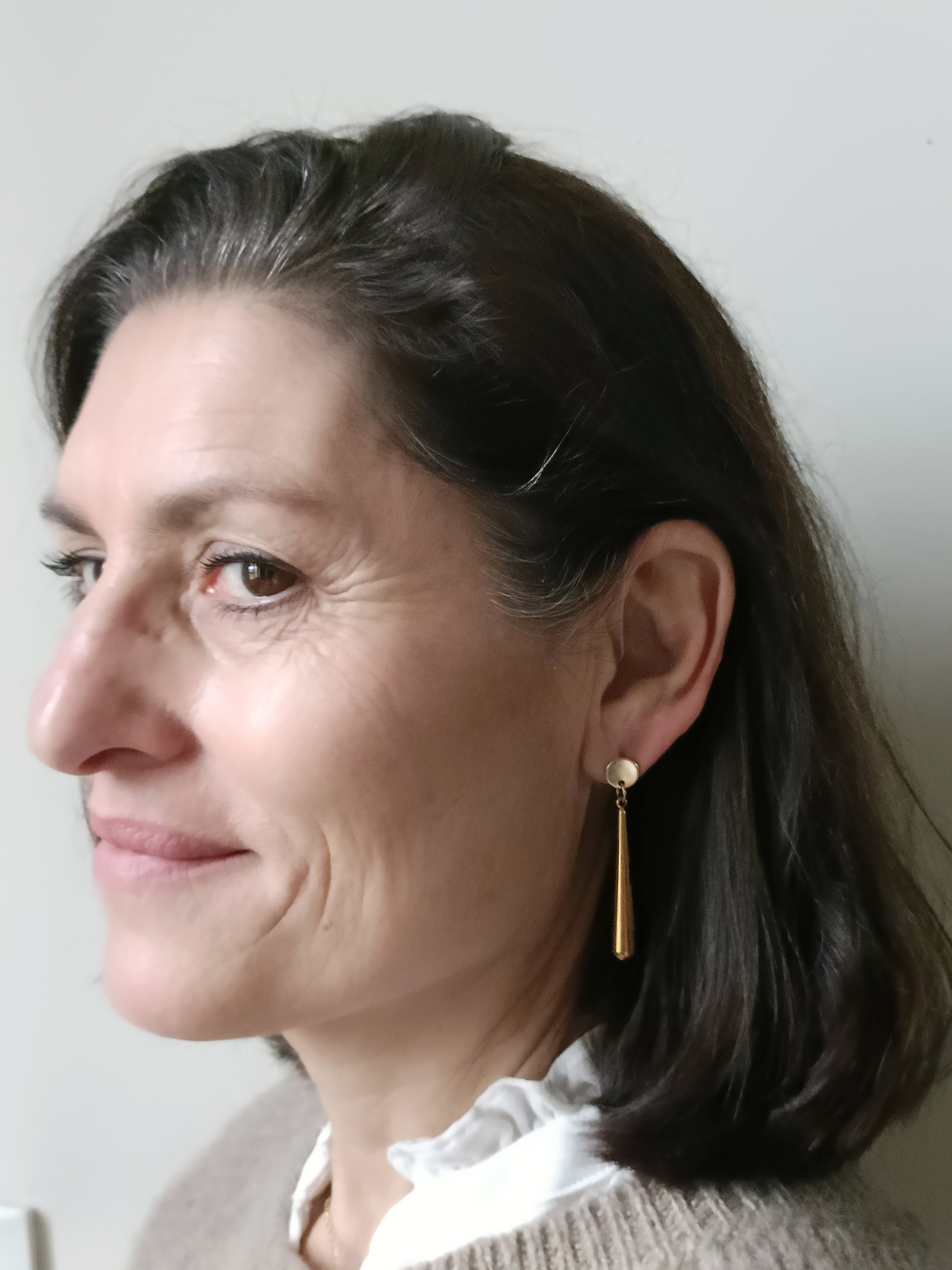 Sabine, les longues boucles d'oreilles gouttes dorées or fin et petites puces rondes dorées or fin