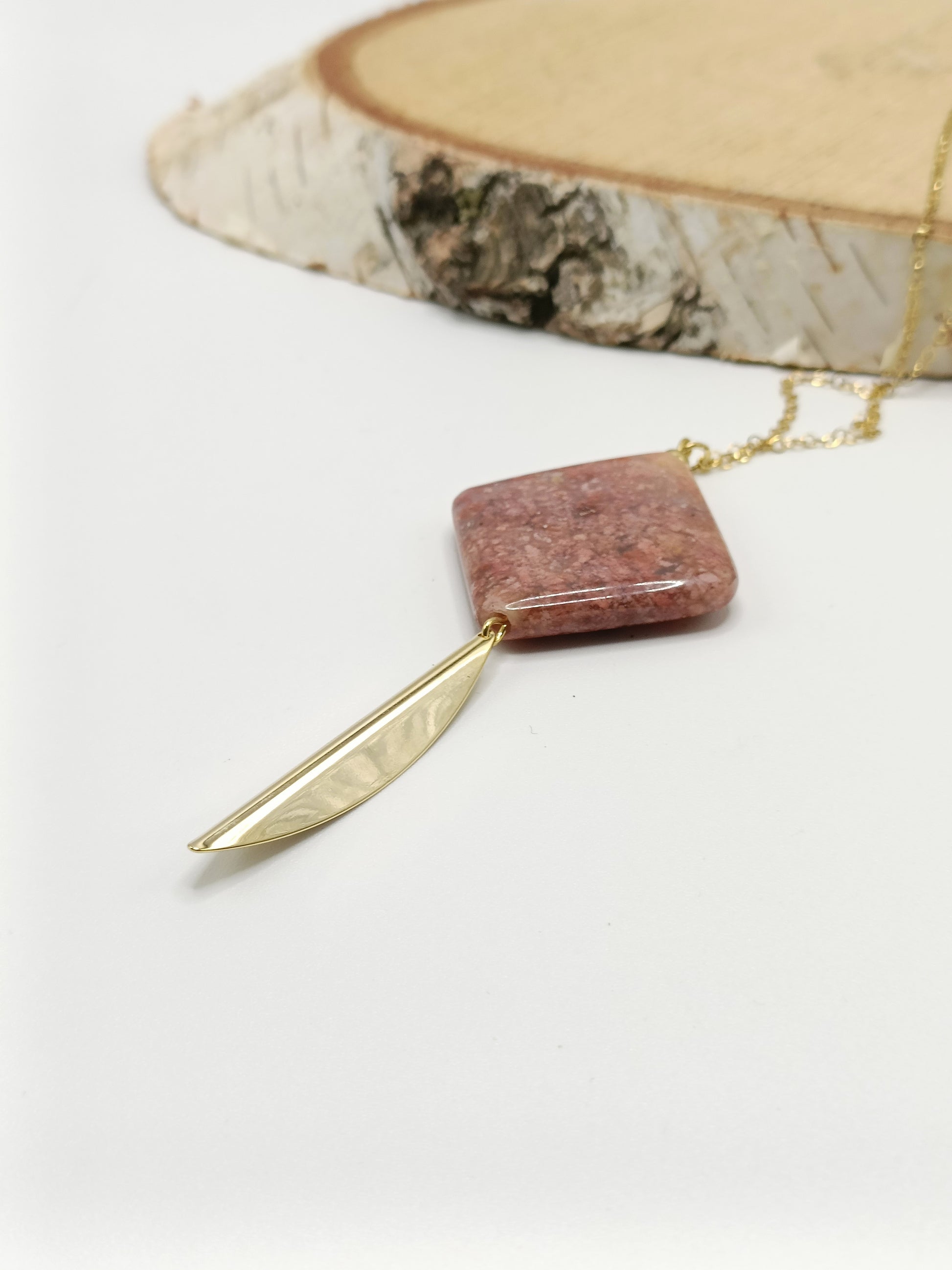 sautoir doré et pierre naturelle, calcédoine rose