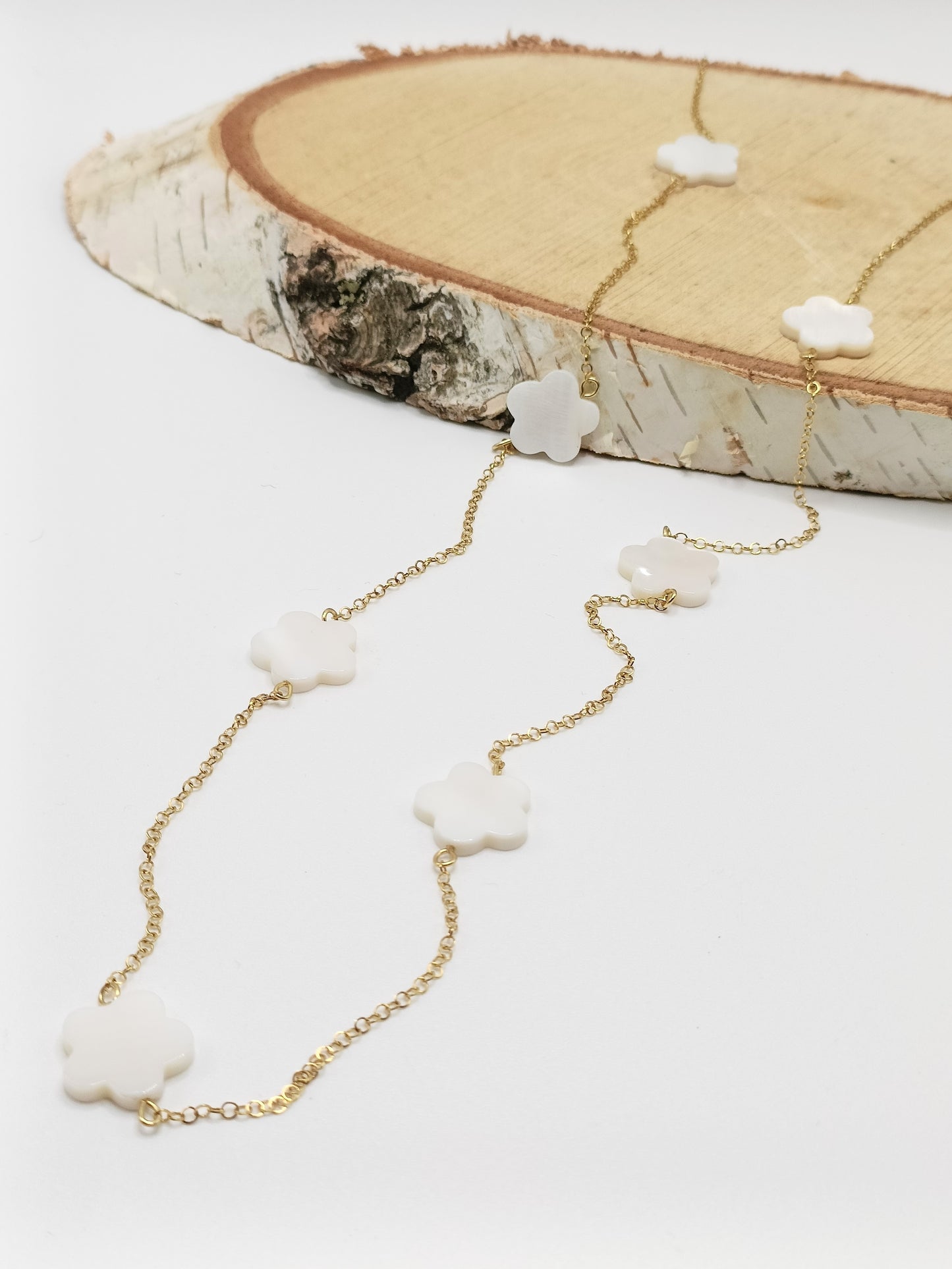 sautoir doré en acier inoxydable et sept nacres fleurs blanches 