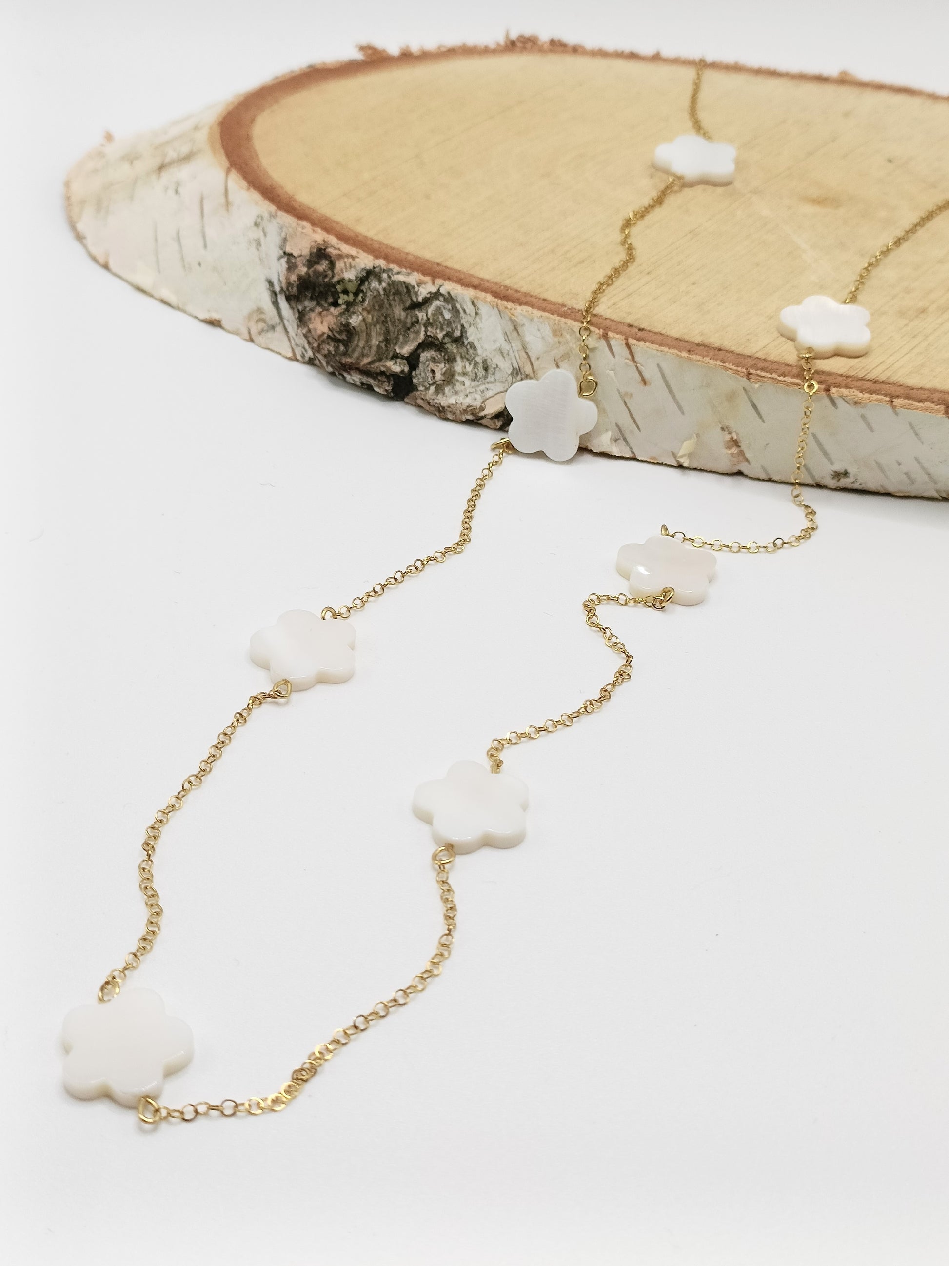 sautoir doré en acier inoxydable et sept nacres fleurs blanches 