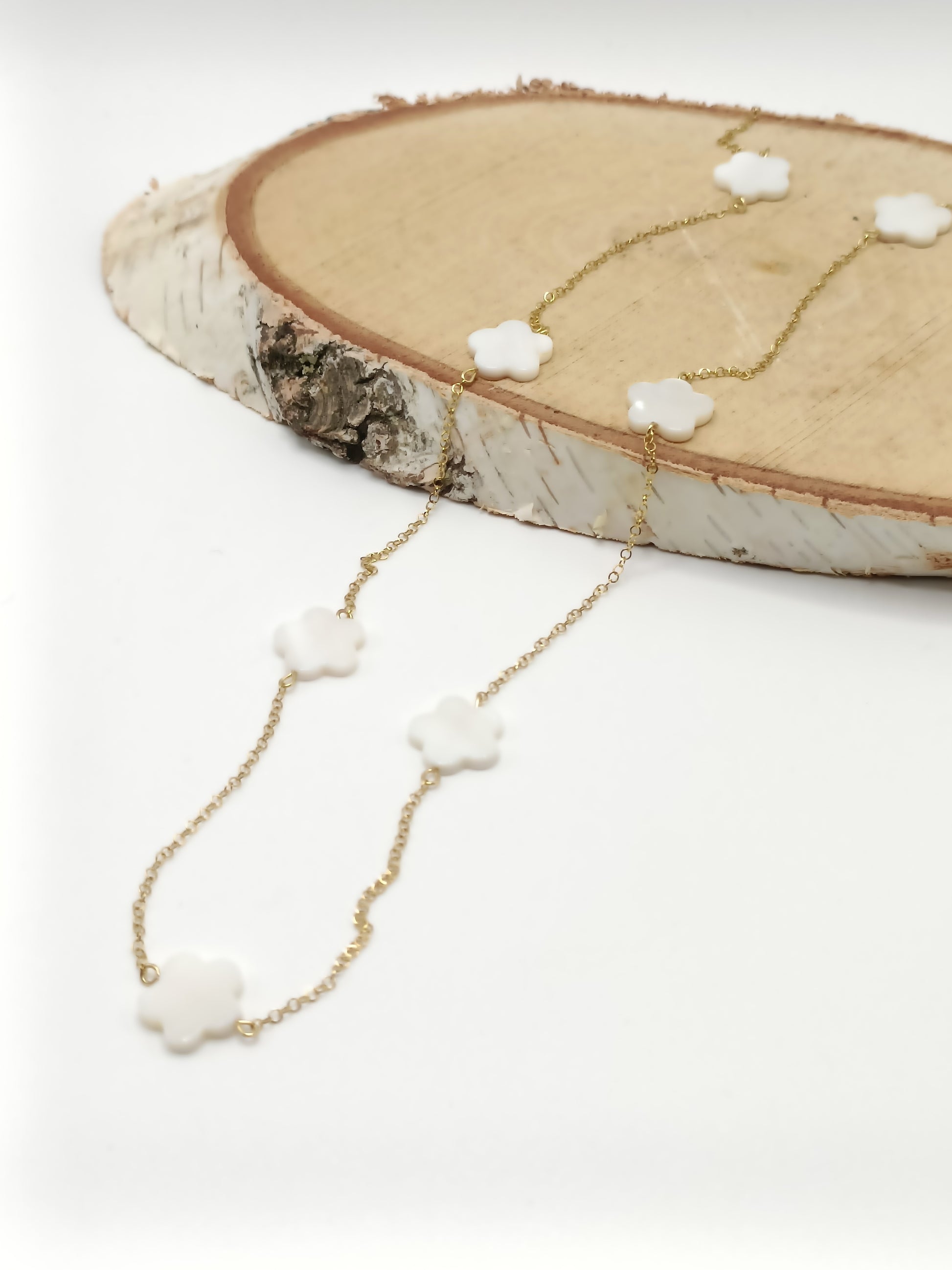 sautoir doré en acier inoxydable et sept nacre blanches en forme de fleurs