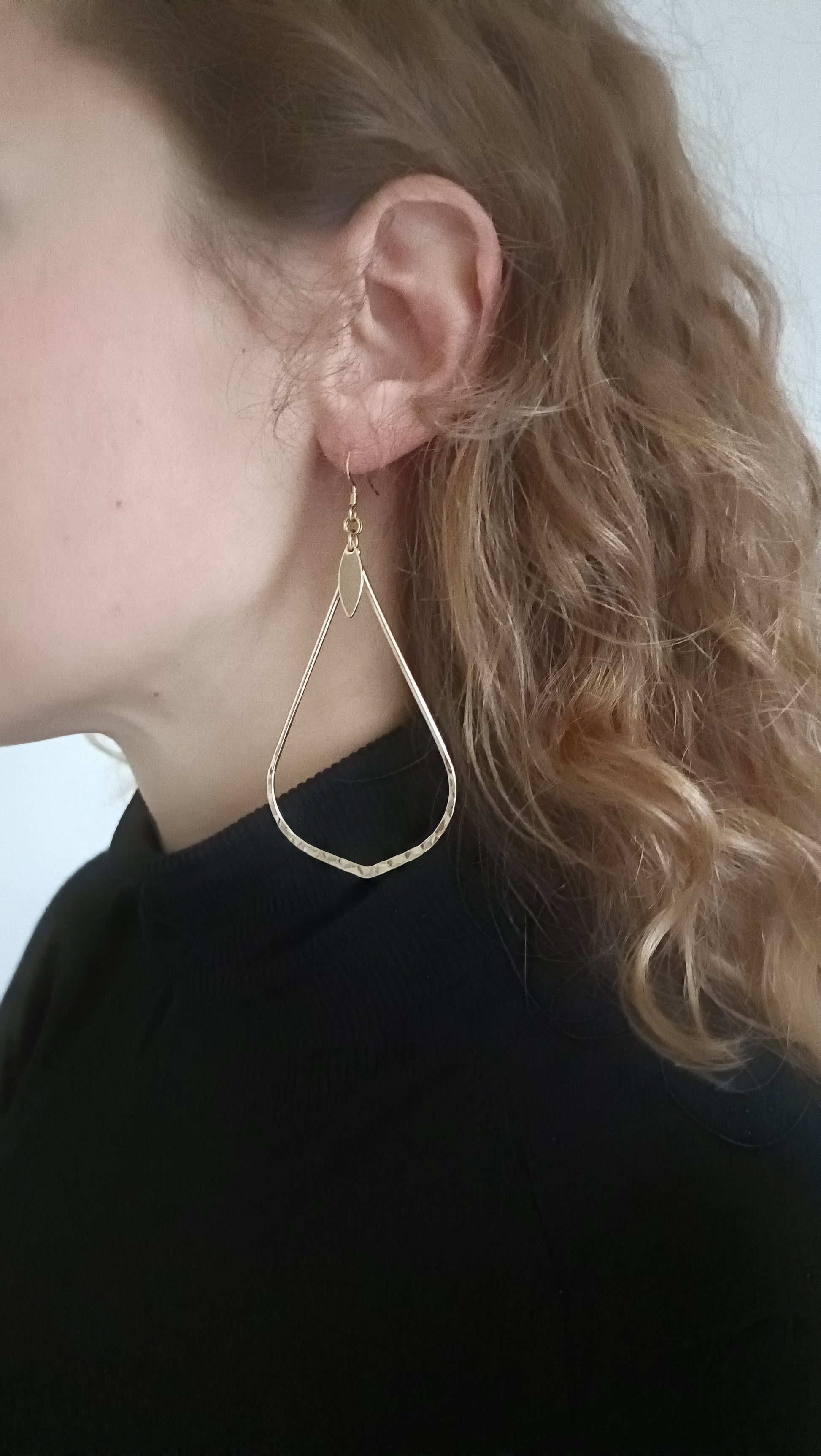 Les Sibylle, grandes boucles dorées 18K, en percées ou clips et petites feuilles dorées 18K