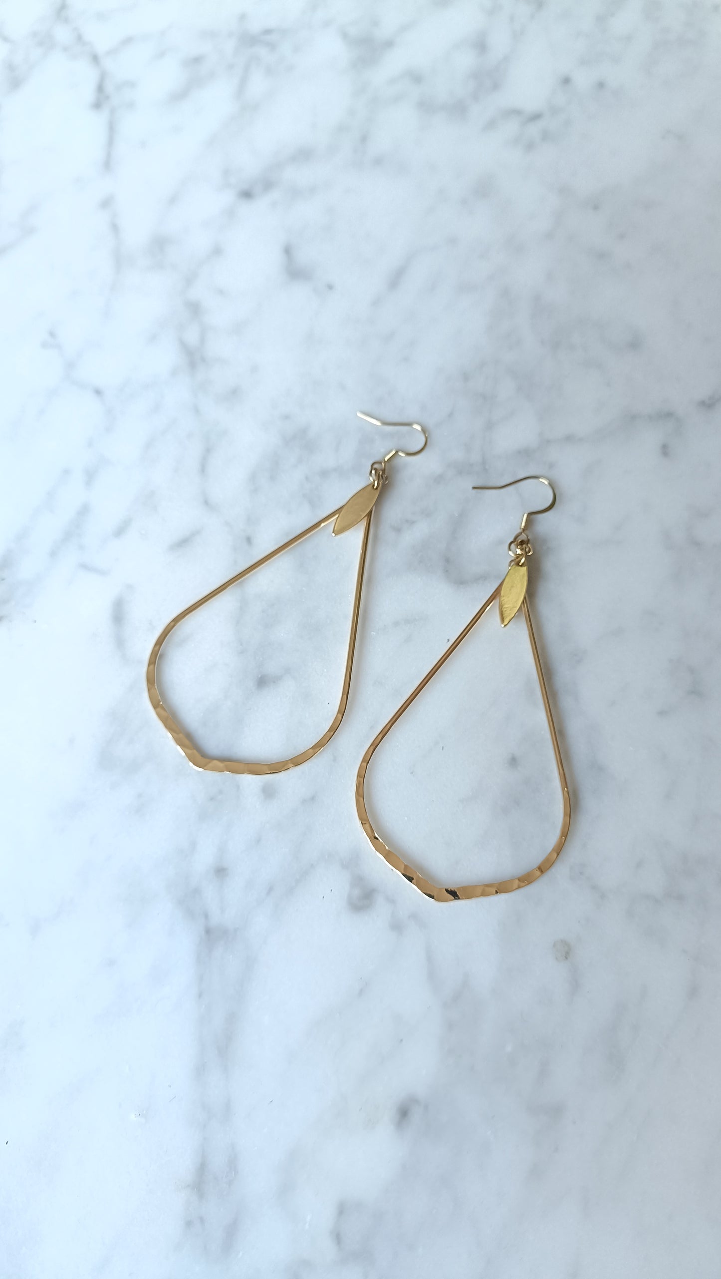 Sibylle, les grandes boucles d'oreilles dorées 18K, en percées ou clips, très légères, avec petites feuilles