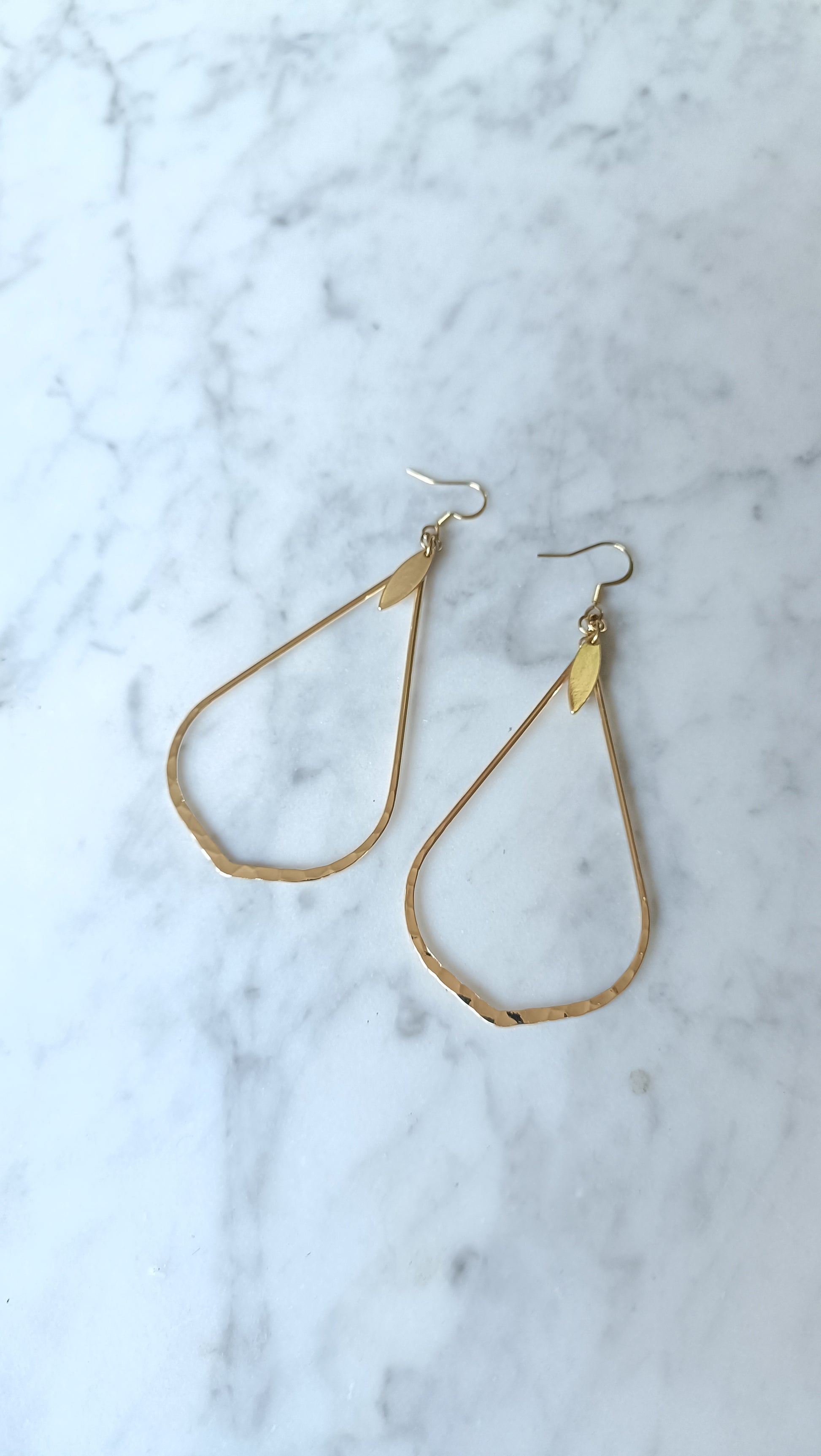 Sibylle, les grandes boucles d'oreilles dorées 18K, en percées ou clips, très légères, avec petites feuilles