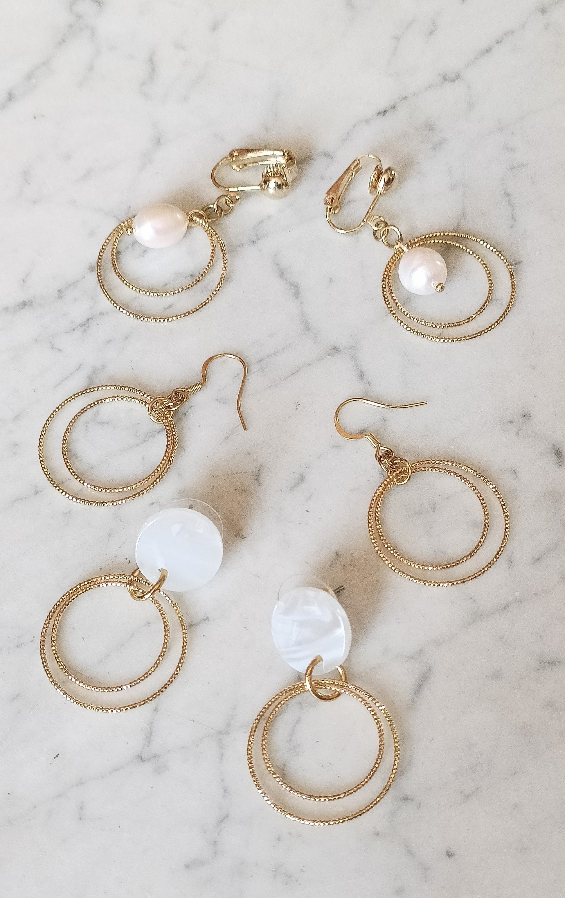 Sixtine, boucles d'oreilles anneaux ciselés dorés or fin et perles de culture blanches baroques, percées ou clips