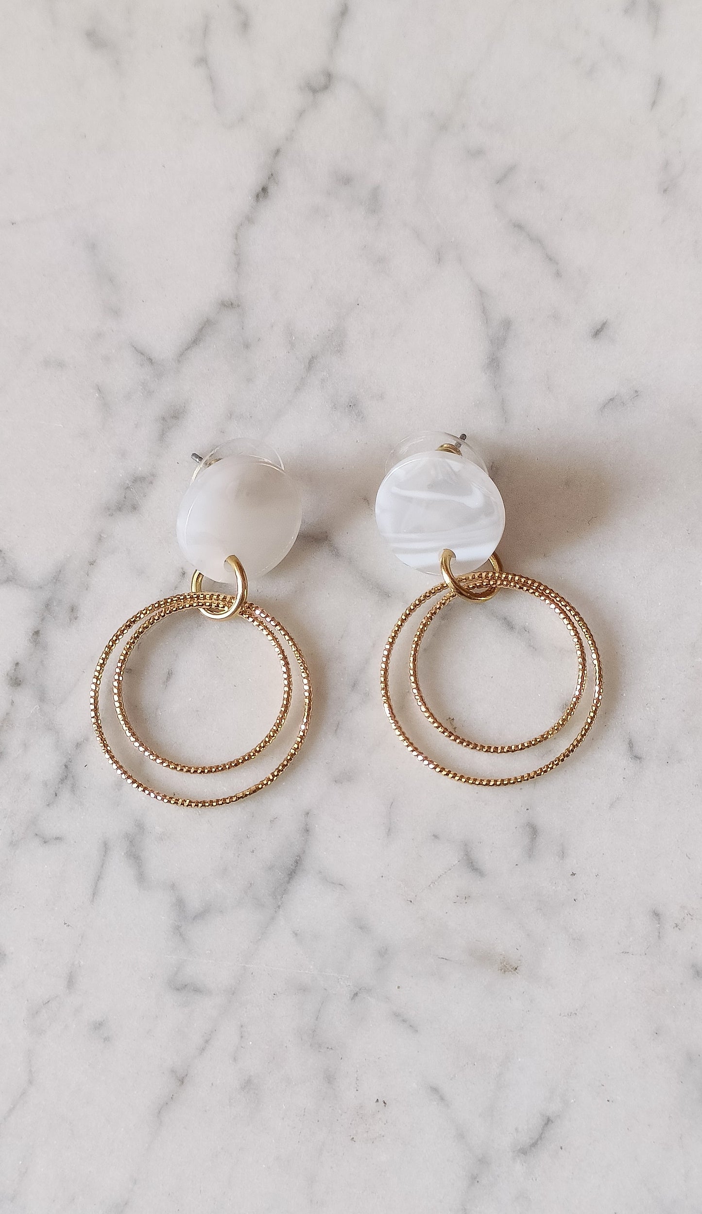 Sixtine, boucles d'oreilles anneaux ciselés dorés or fin et puces blanches en acétate