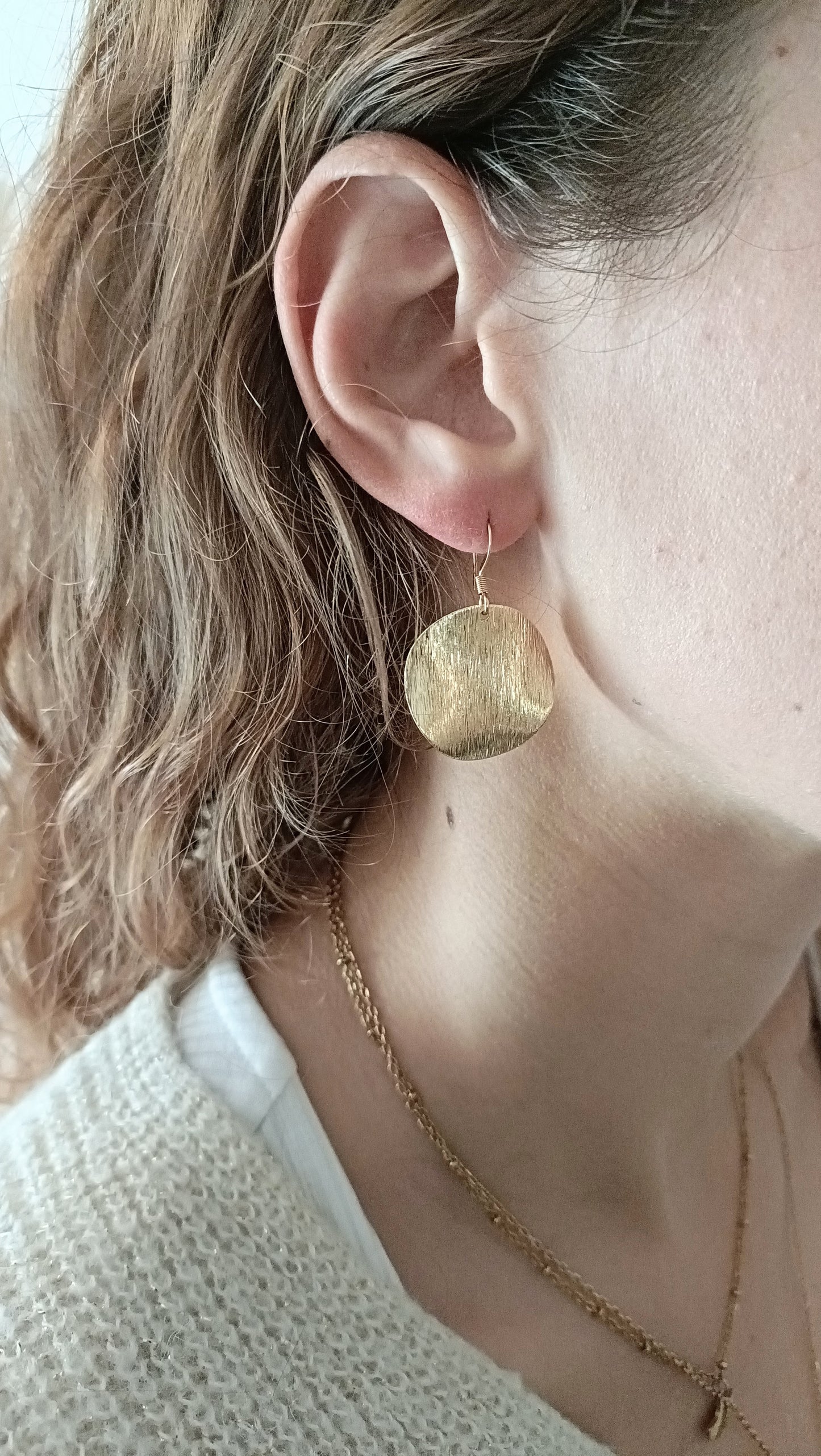 Soline, les boucles d'oreilles dorées 18K, rondes, striées , légèrement bosselées, avec crochets