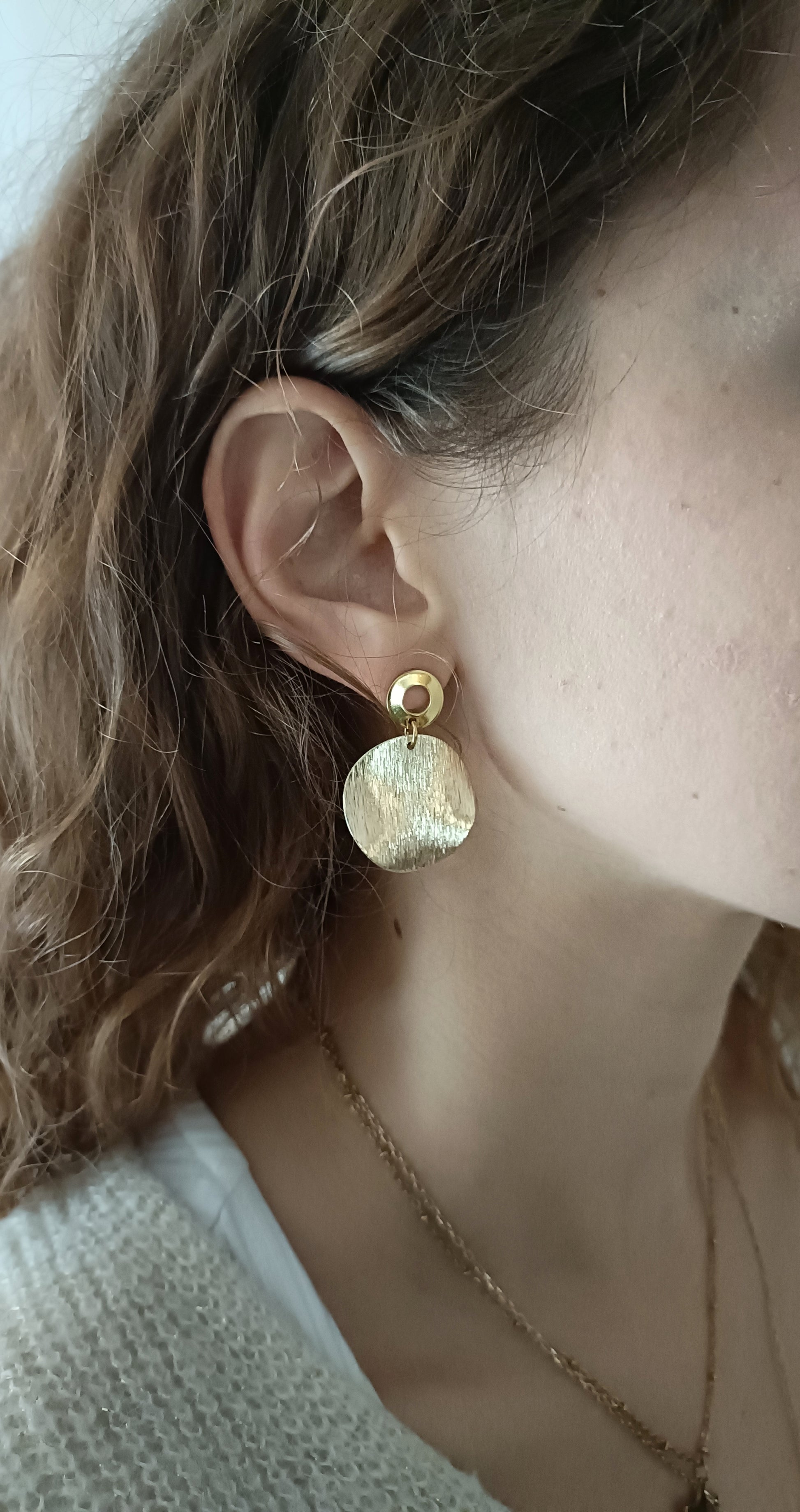 Soline, les boucles d'oreilles dorées 18K, rondes, striées, légèrement bosselées, avec  puces 18K