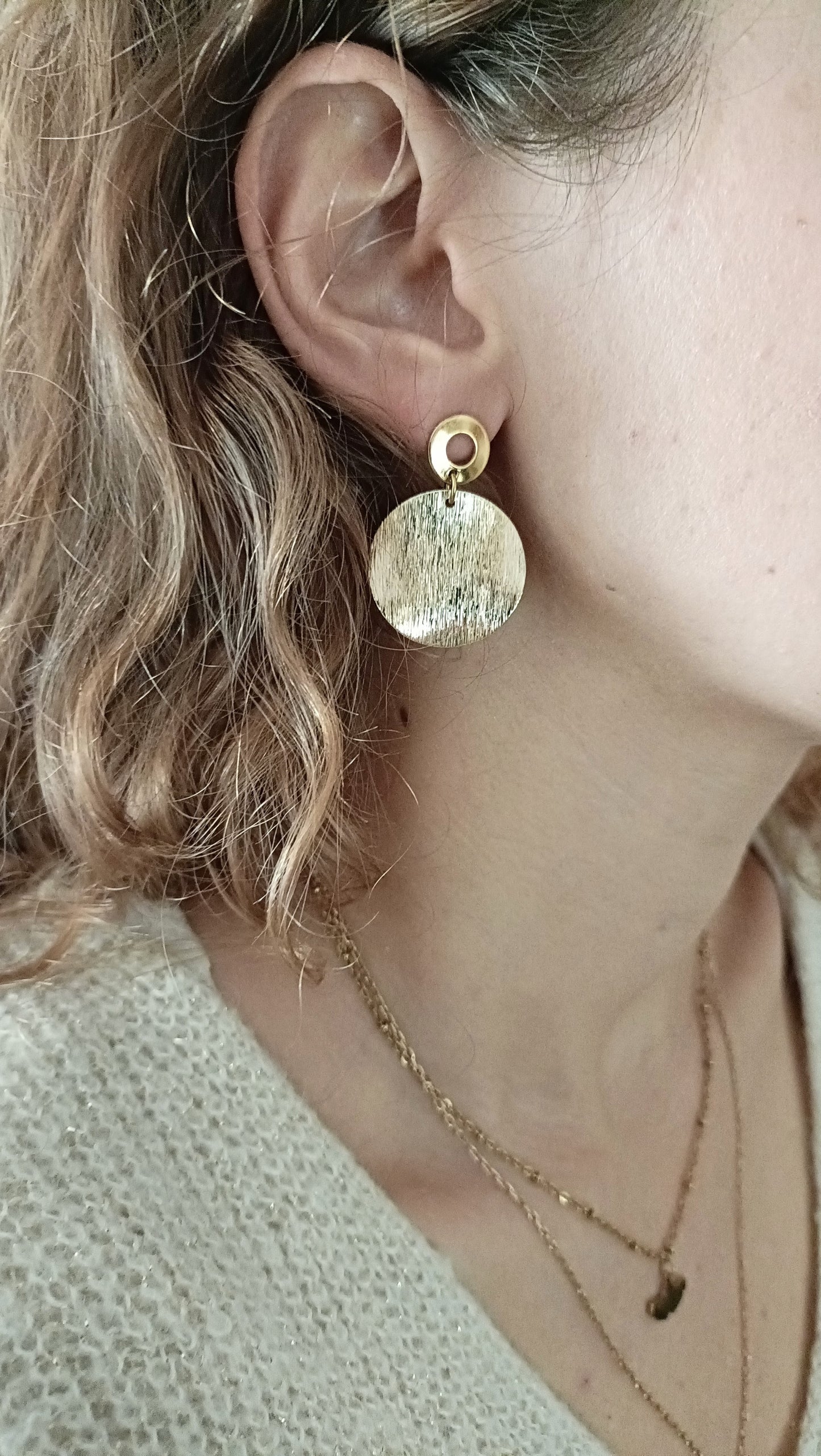 Soline, boucles d'oreilles dorées puces 18K astre, disques striés et légèrement ondulés