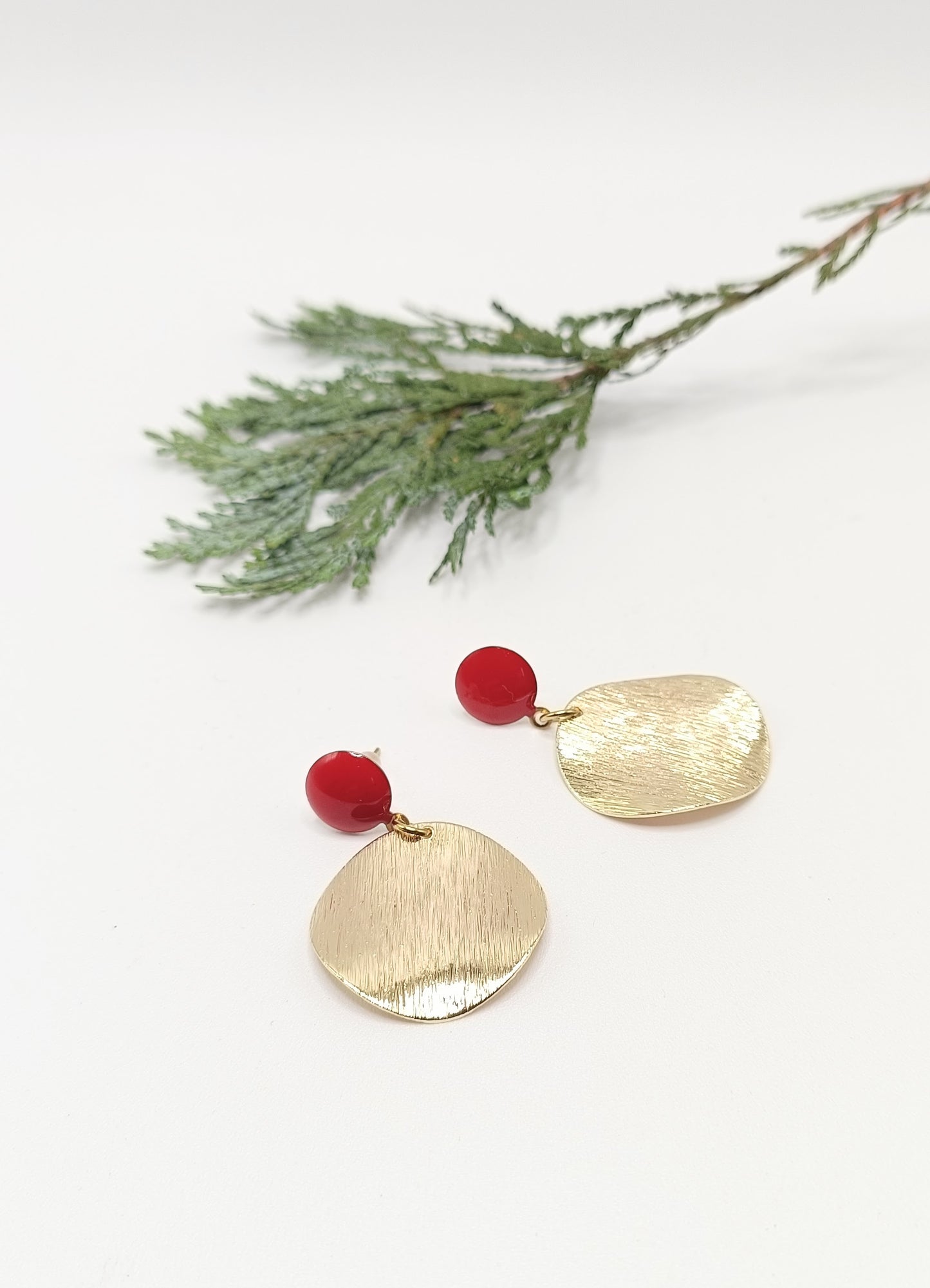 Soline, les boucles d'oreilles dorées 18K et puces rouges, disques striés et légèrement ondulés