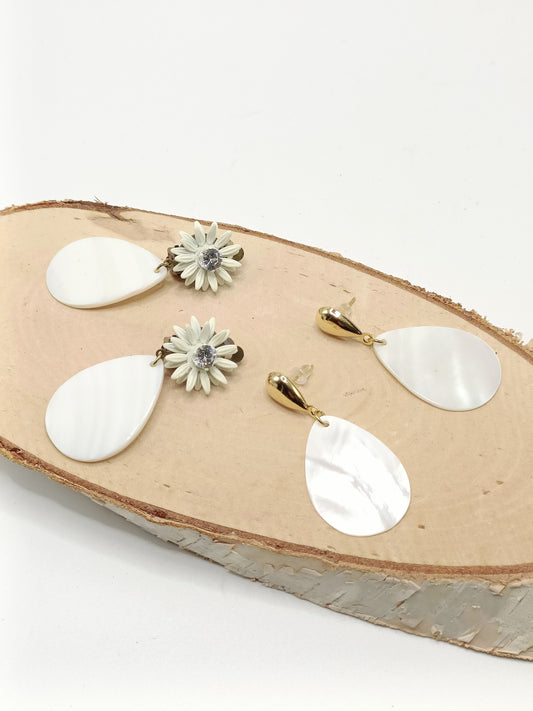 Solveig, boucles d'oreilles clips fleurs blanches/brillantes et gouttes en nacre blanche