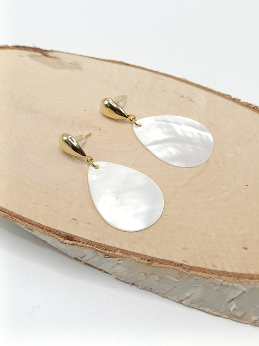 Solveig, les boucles d'oreille puces 18K et gouttes en nacre blanche