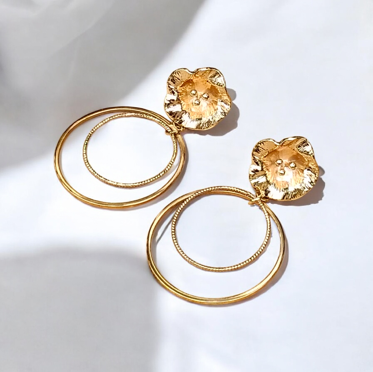 Thècle, les boucles d'oreilles dorées avec anneaux, style créoles, puces fleurs dorées or fin et anneaux en acier inoxydable et dorés or fin