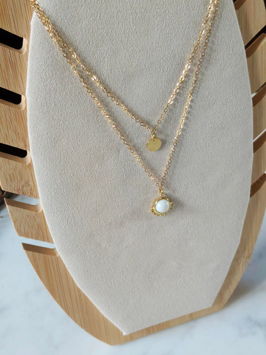 Ulysse, le collier court double en acier inoxydable, petite médaille dorée et pendentif howlite blanche