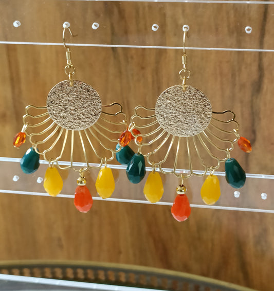 Vénus, les boucles d'oreilles dorées or fin, percées ou clips et gouttes facettées oranges, jaunes et bleu canard