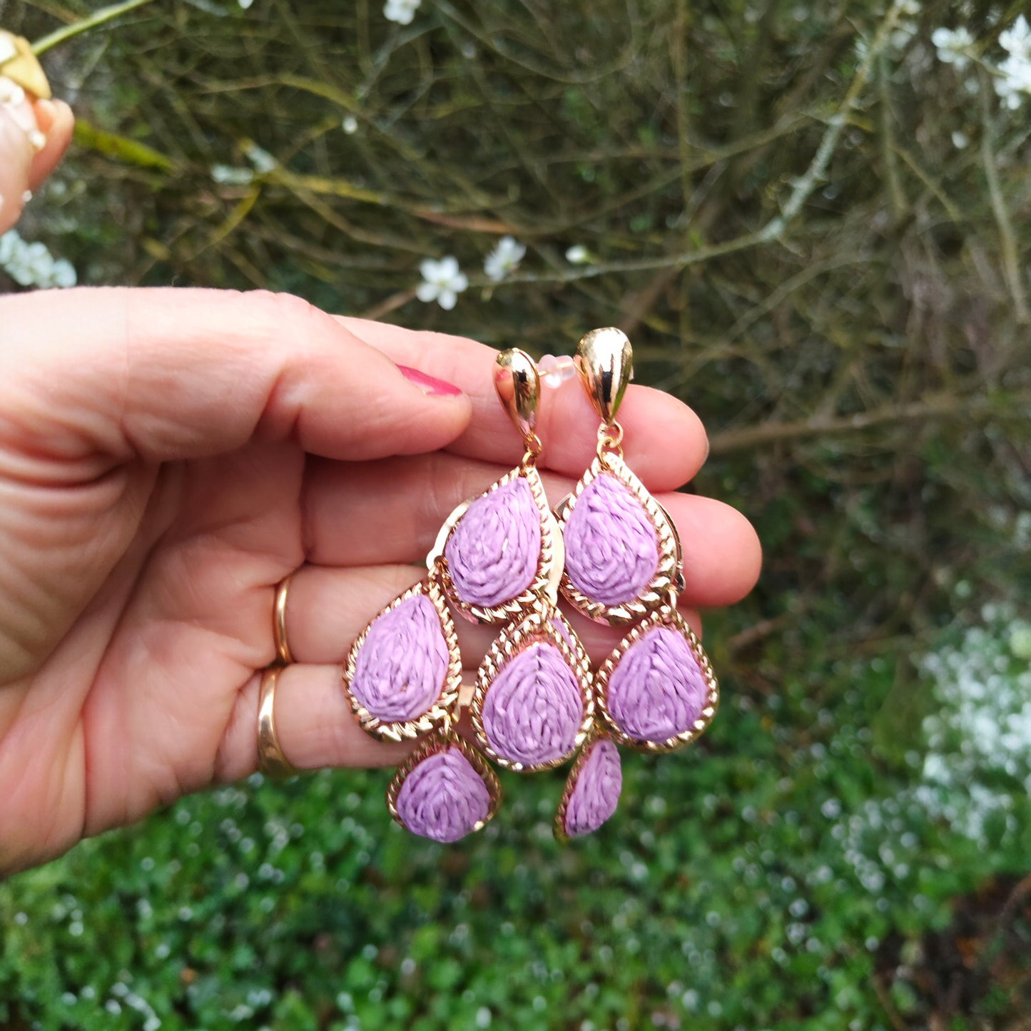 Violette, les longues boucles d'oreilles parme en raphia, crochets ou clips