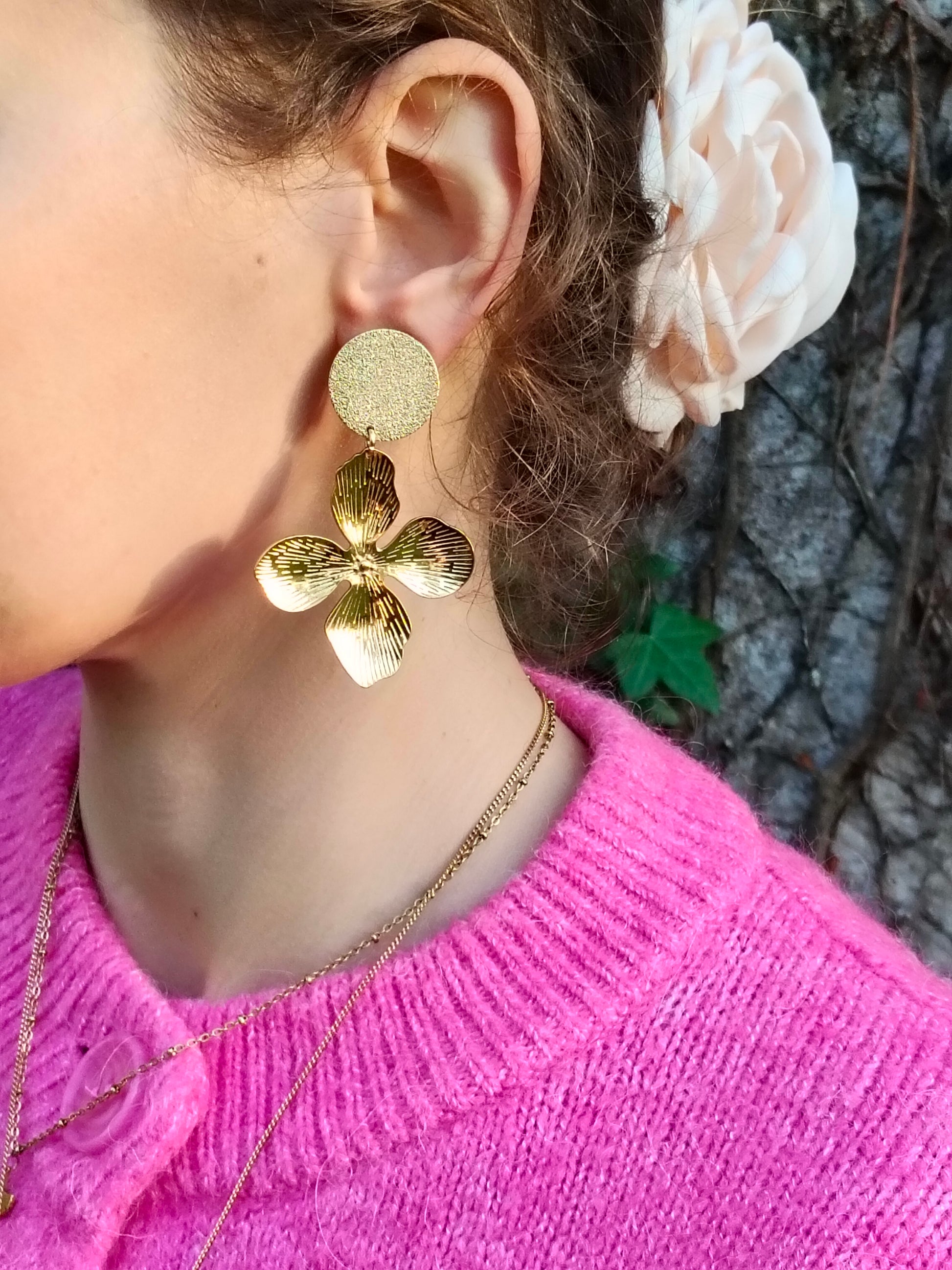 Vivienne, les grandes boucles d'oreilles clips fleurs striées, dorées or fin