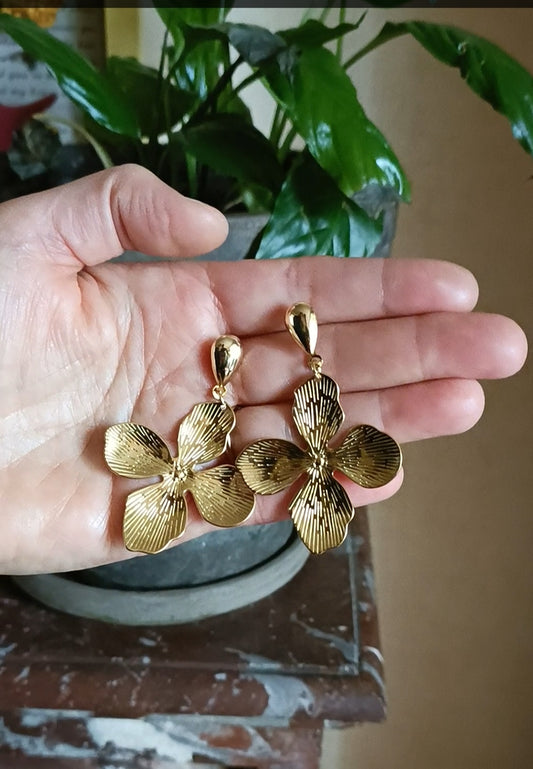 Vivienne, les boucles d'oreilles puces fleurs dorées 18K