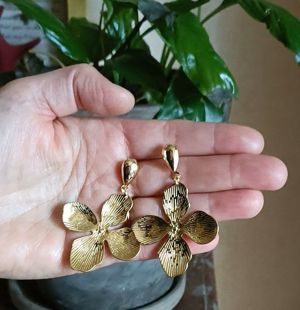 Vivienne, les boucles d'oreilles clips fleurs dorées or fin