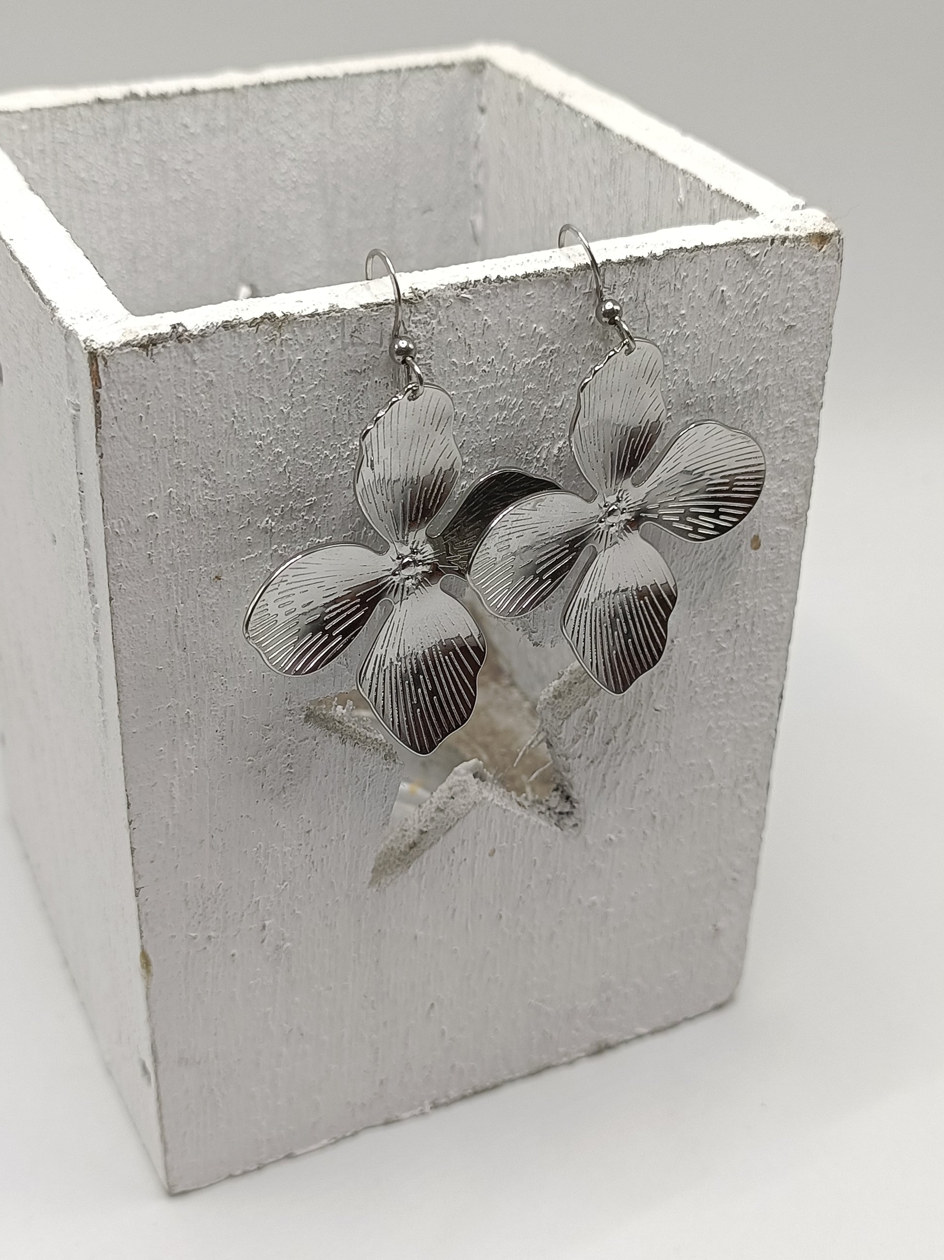 Vivienne, les grandes boucles d'oreilles striées argentées, percées ou clips