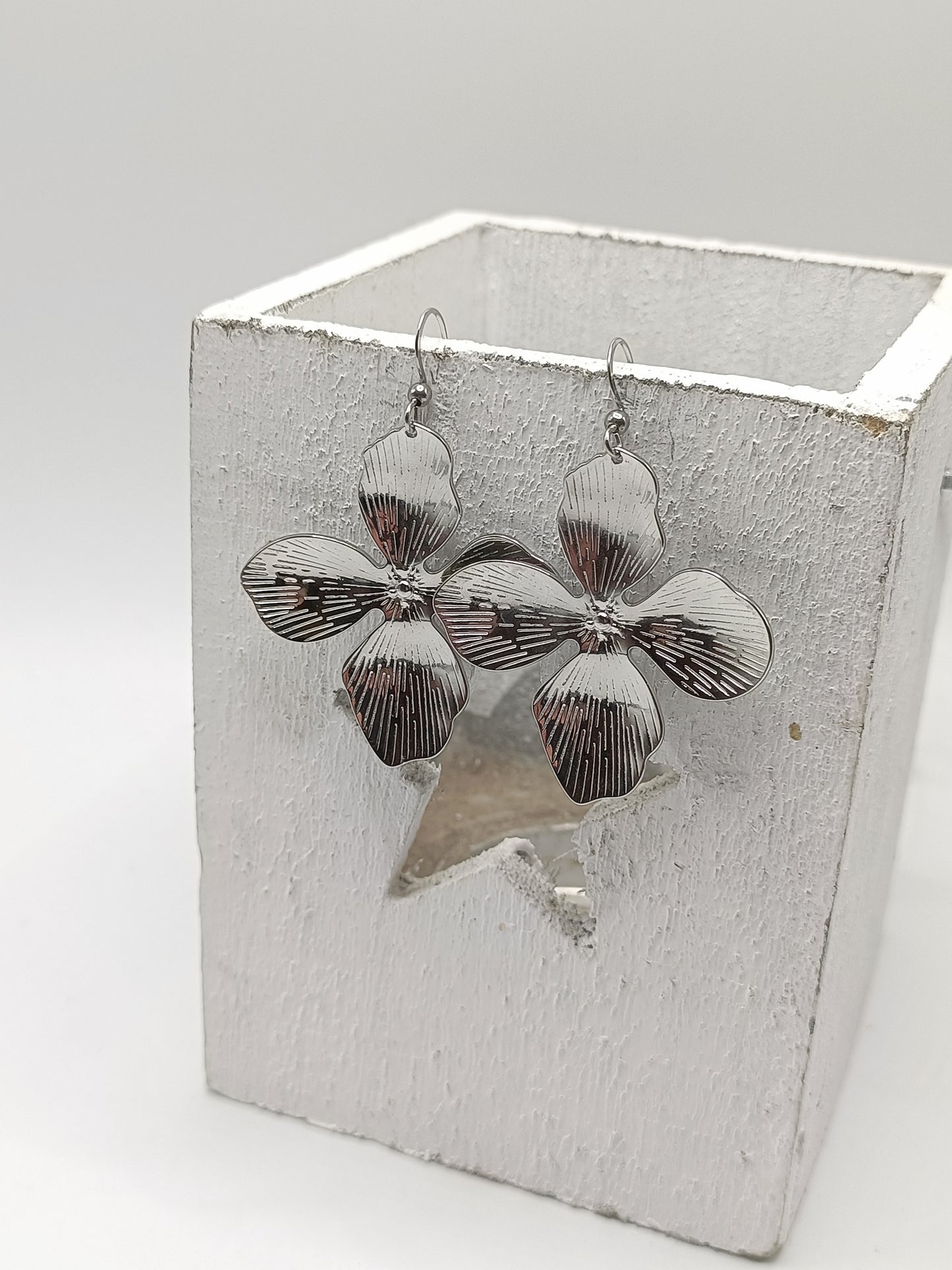 Vivienne, les grandes boucles d'oreilles fleurs striées argentées, avec crochets ou clips