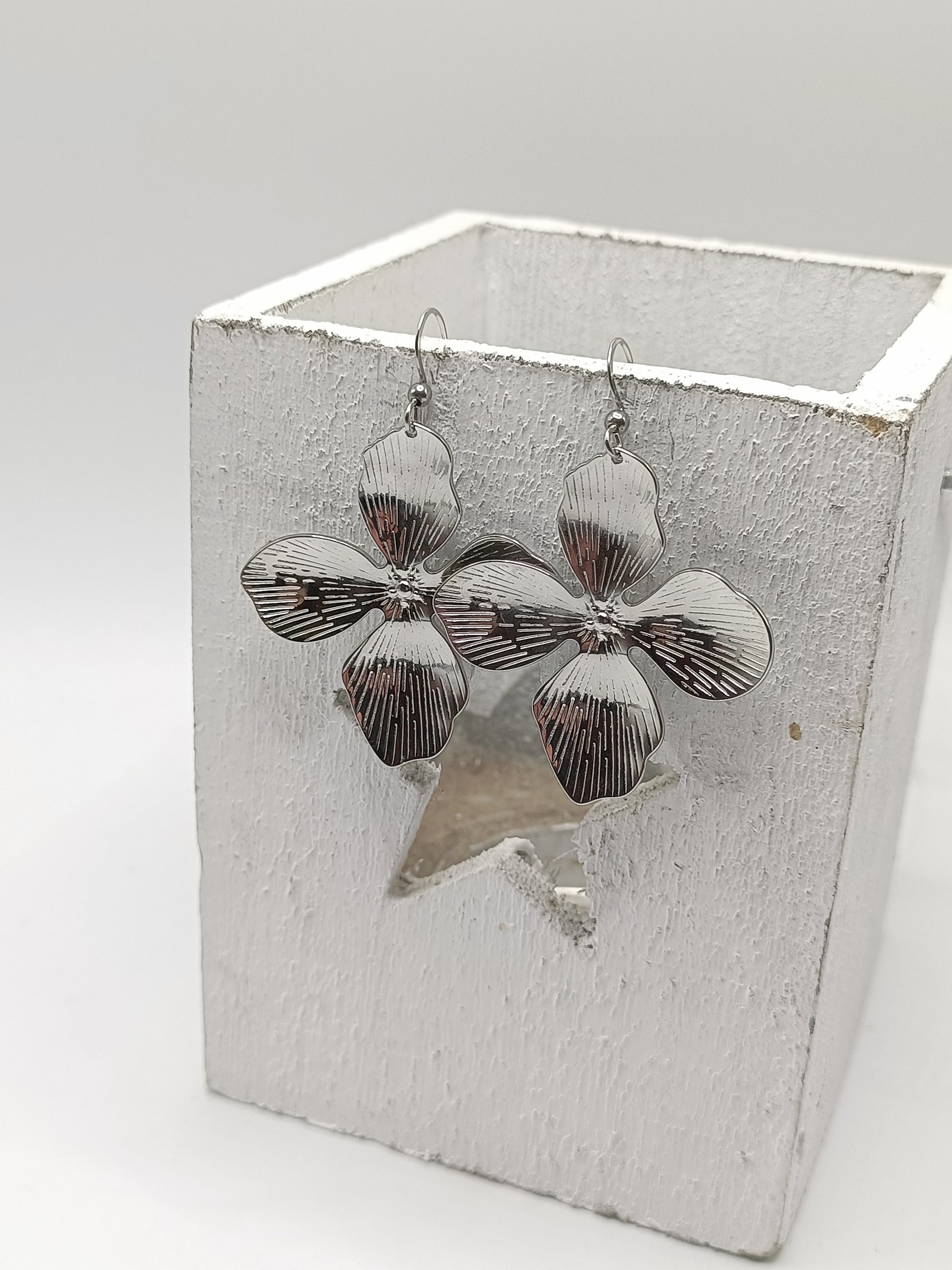 Vivienne, les grandes boucles d'oreilles fleurs striées argentées, avec crochets ou clips