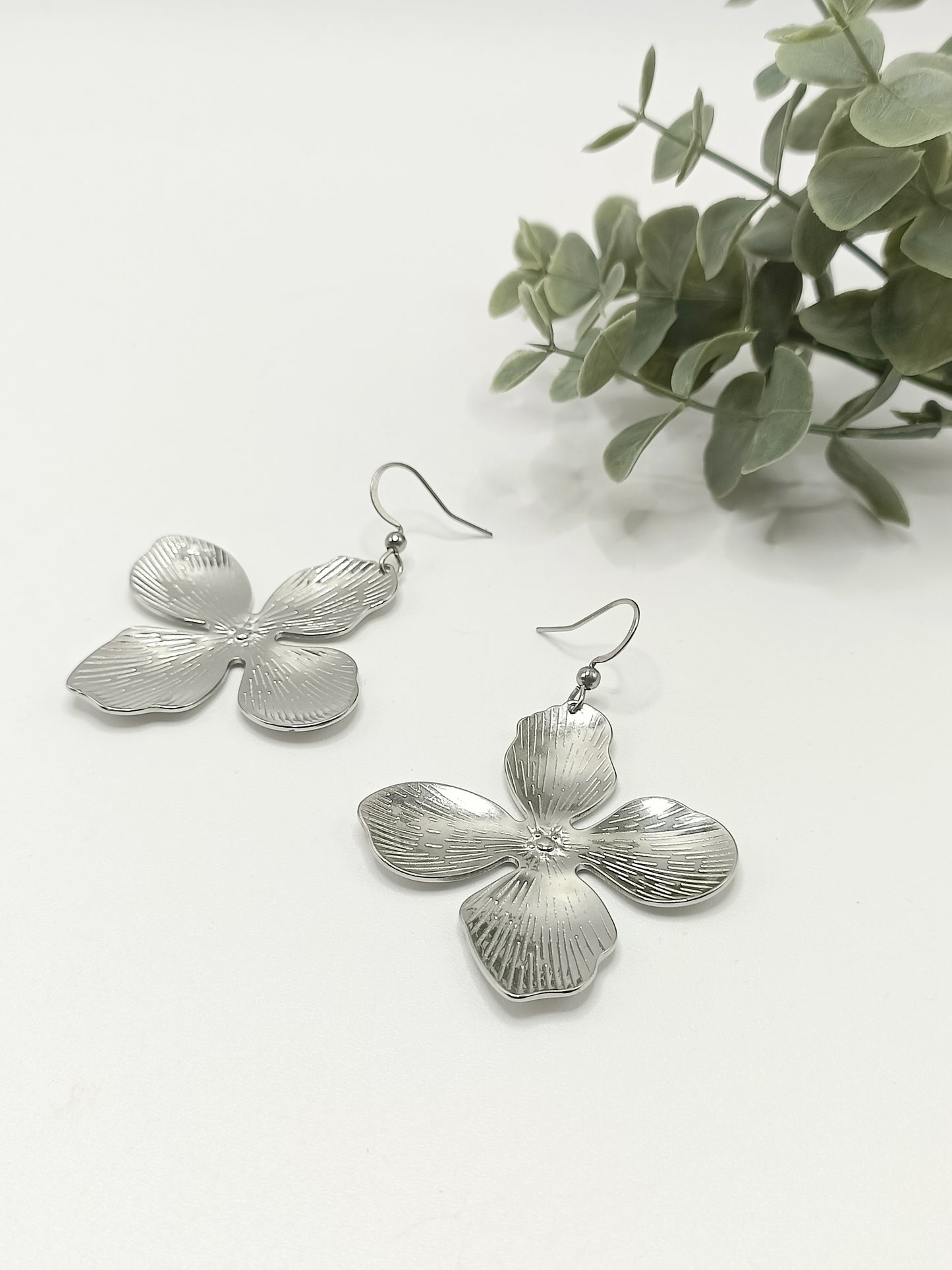 Vivienne, les grandes boucles d'oreilles fleurs argentées