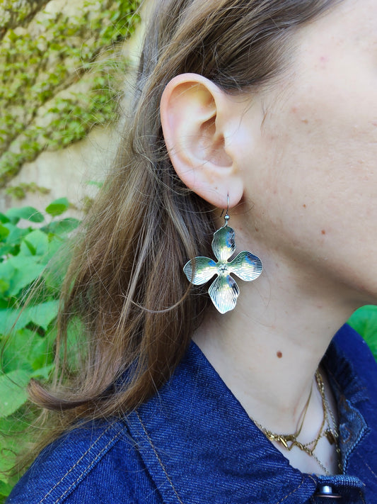 Vivienne, les grandes boucles d'oreilles fleurs argentées en acier inoxydable, également disponibles en clips